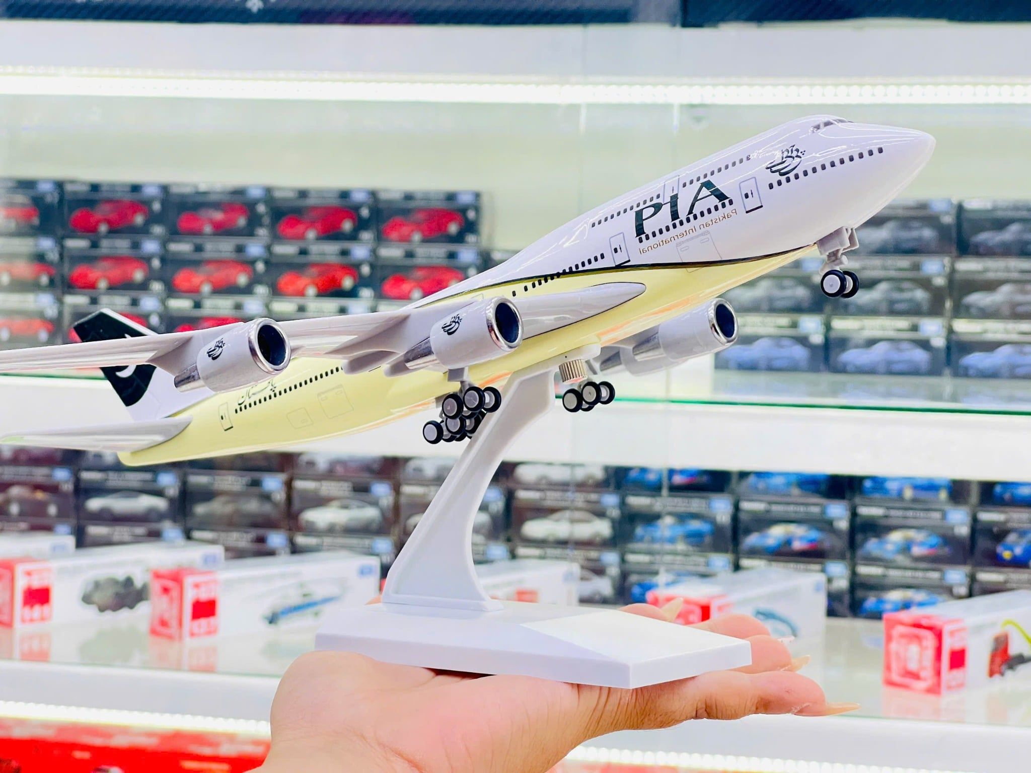  Mô hình máy bay Pakistan International Airlines PIA B747 có bánh xe - kích thước 30cm MB30054 