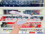  Mô hình máy bay Lufthansa B747 có bánh xe - kích thước 30cm MB30053 