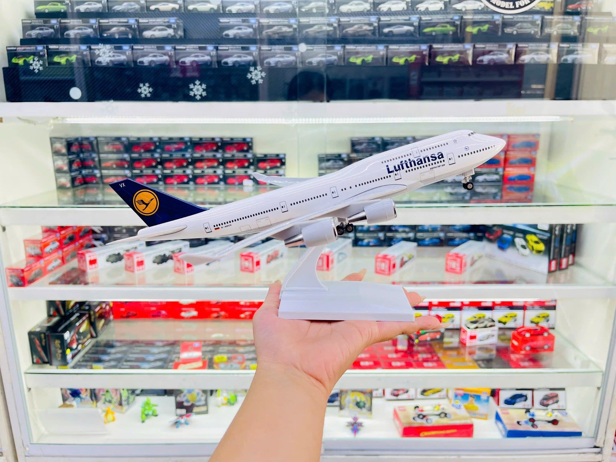 Mô hình máy bay Lufthansa B747 có bánh xe - kích thước 30cm MB30053 