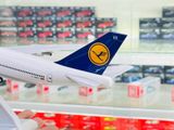  Mô hình máy bay Lufthansa B747 có bánh xe - kích thước 30cm MB30053 