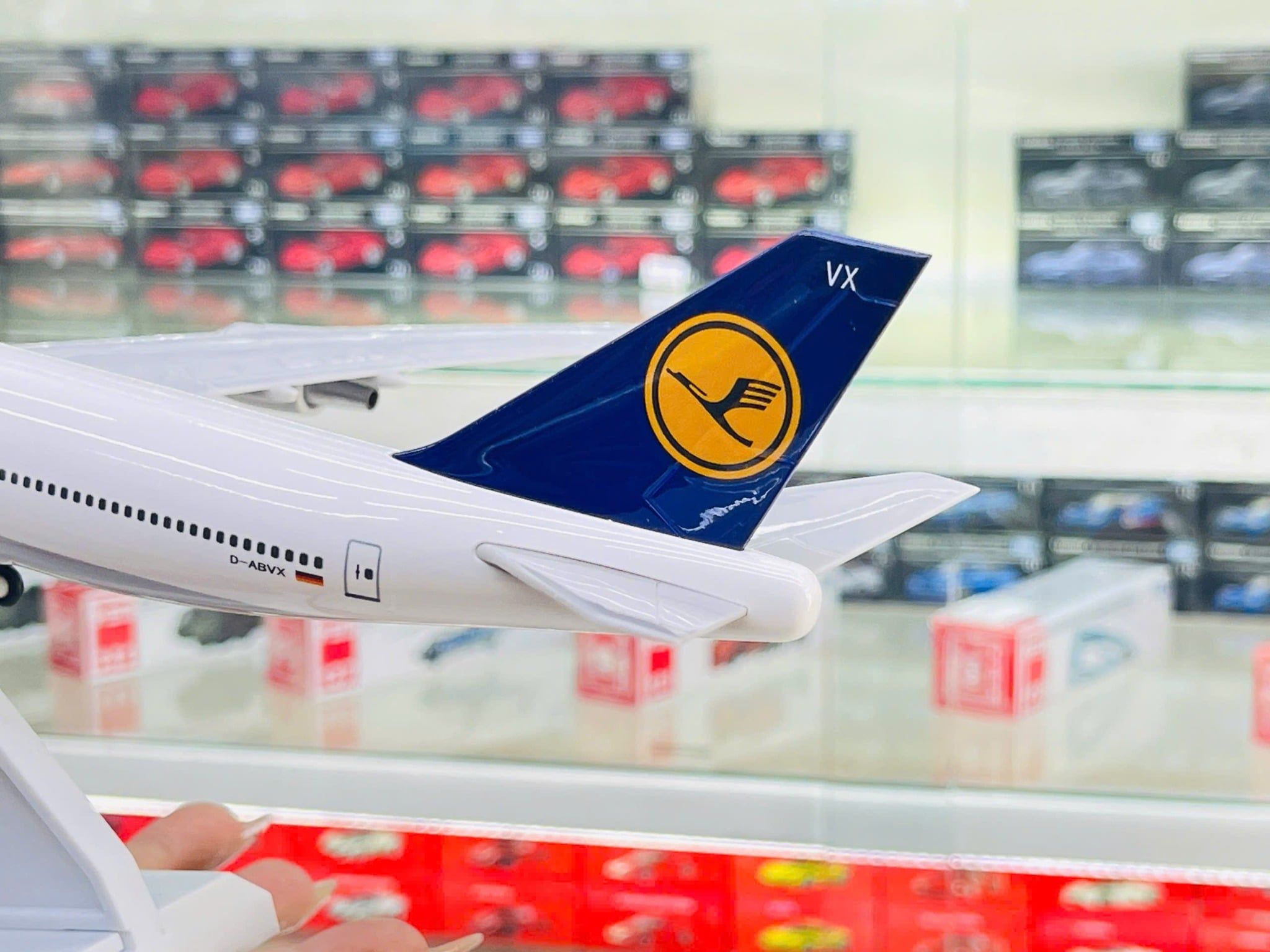  Mô hình máy bay Lufthansa B747 có bánh xe - kích thước 30cm MB30053 
