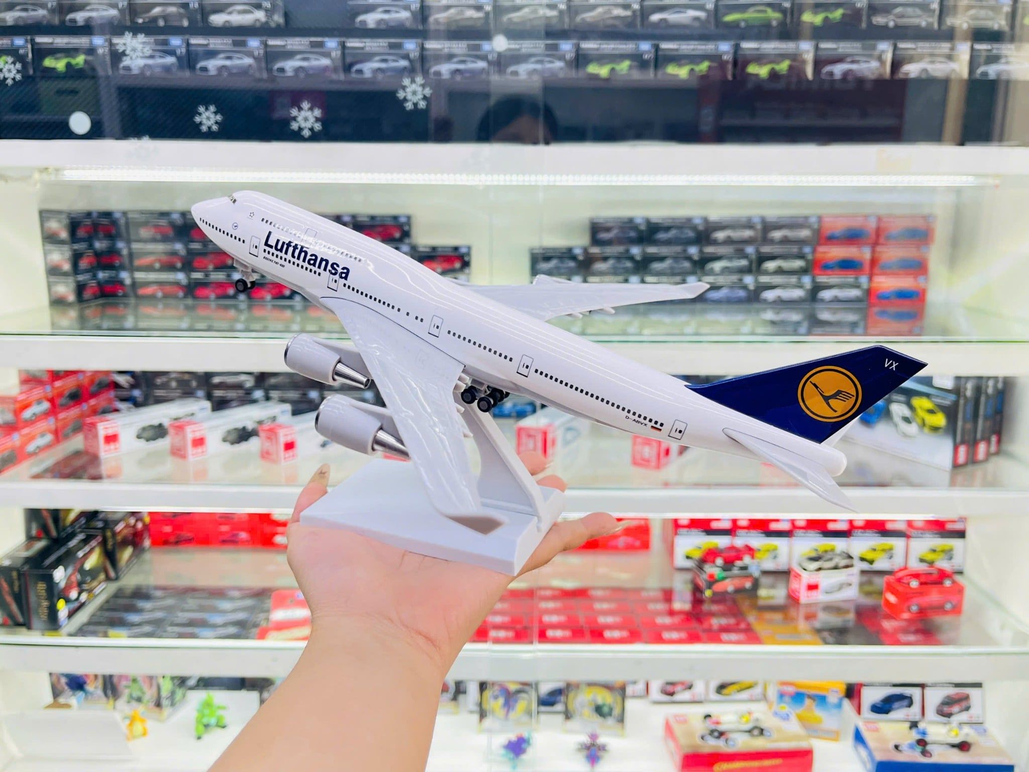  Mô hình máy bay Lufthansa B747 có bánh xe - kích thước 30cm MB30053 