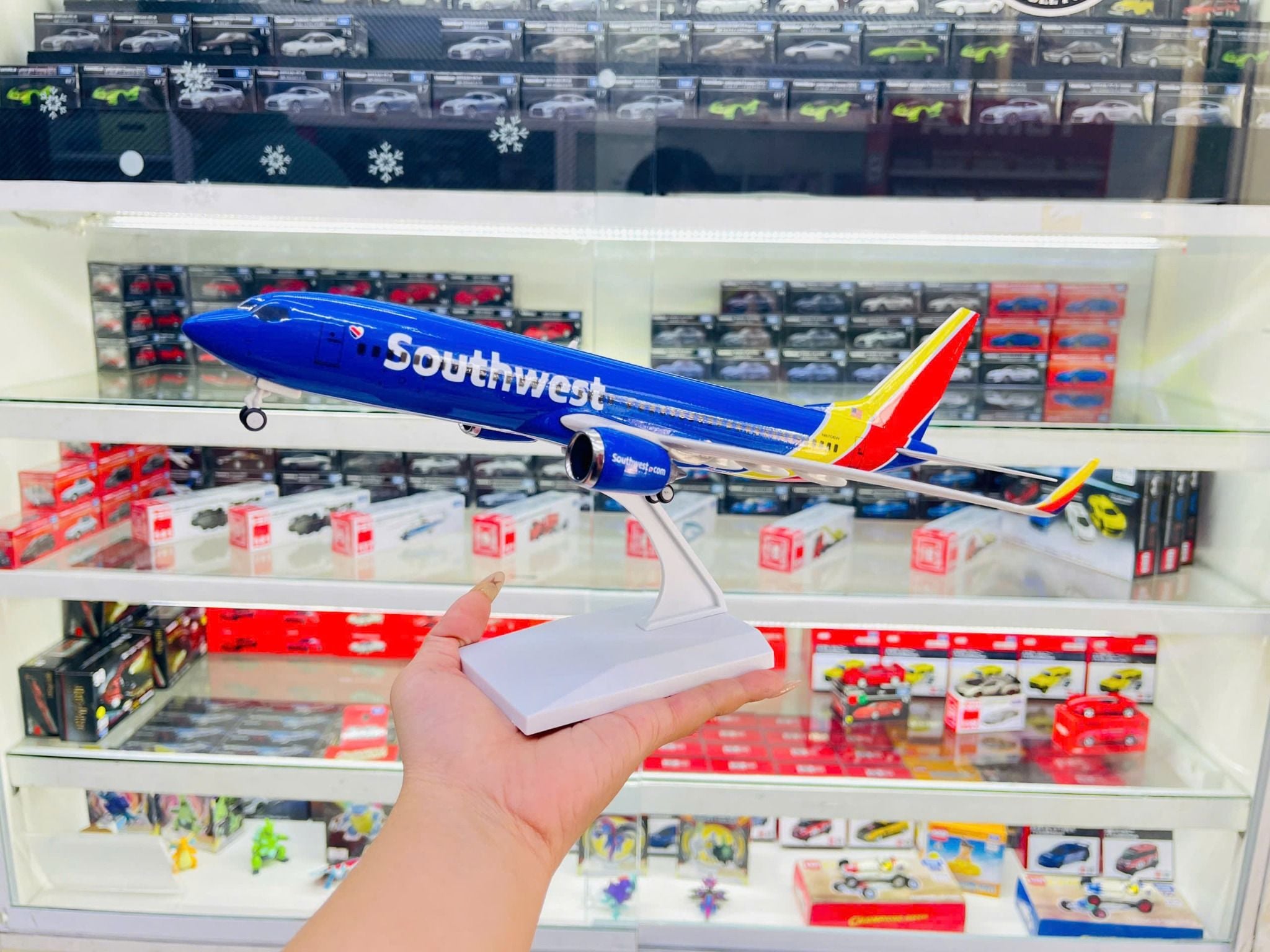  Mô hình máy bay Southwest Airlines B737 có bánh xe - kích thước 30cm MB30057 