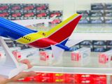  Mô hình máy bay Southwest Airlines B737 có bánh xe - kích thước 30cm MB30057 