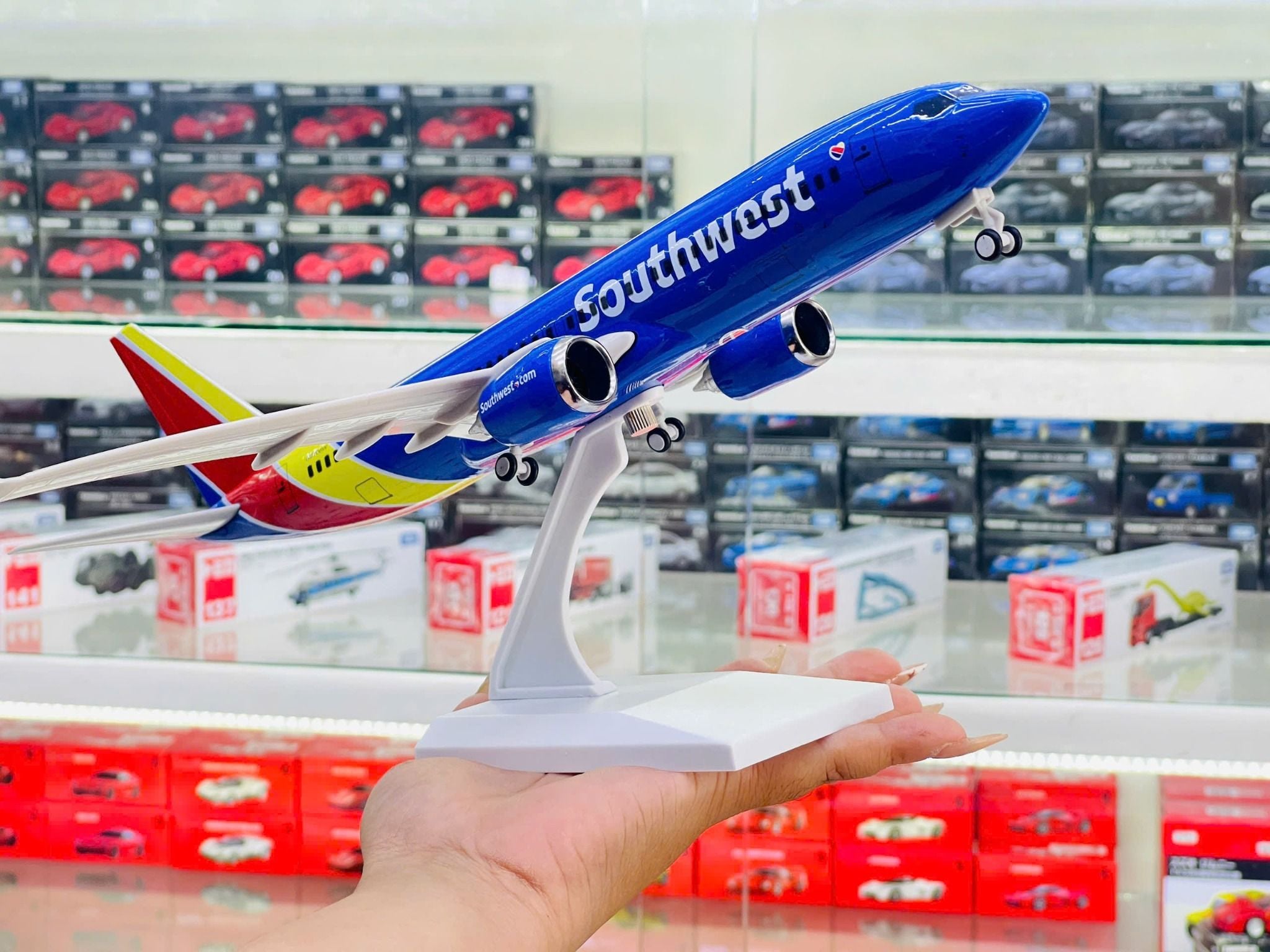  Mô hình máy bay Southwest Airlines B737 có bánh xe - kích thước 30cm MB30057 