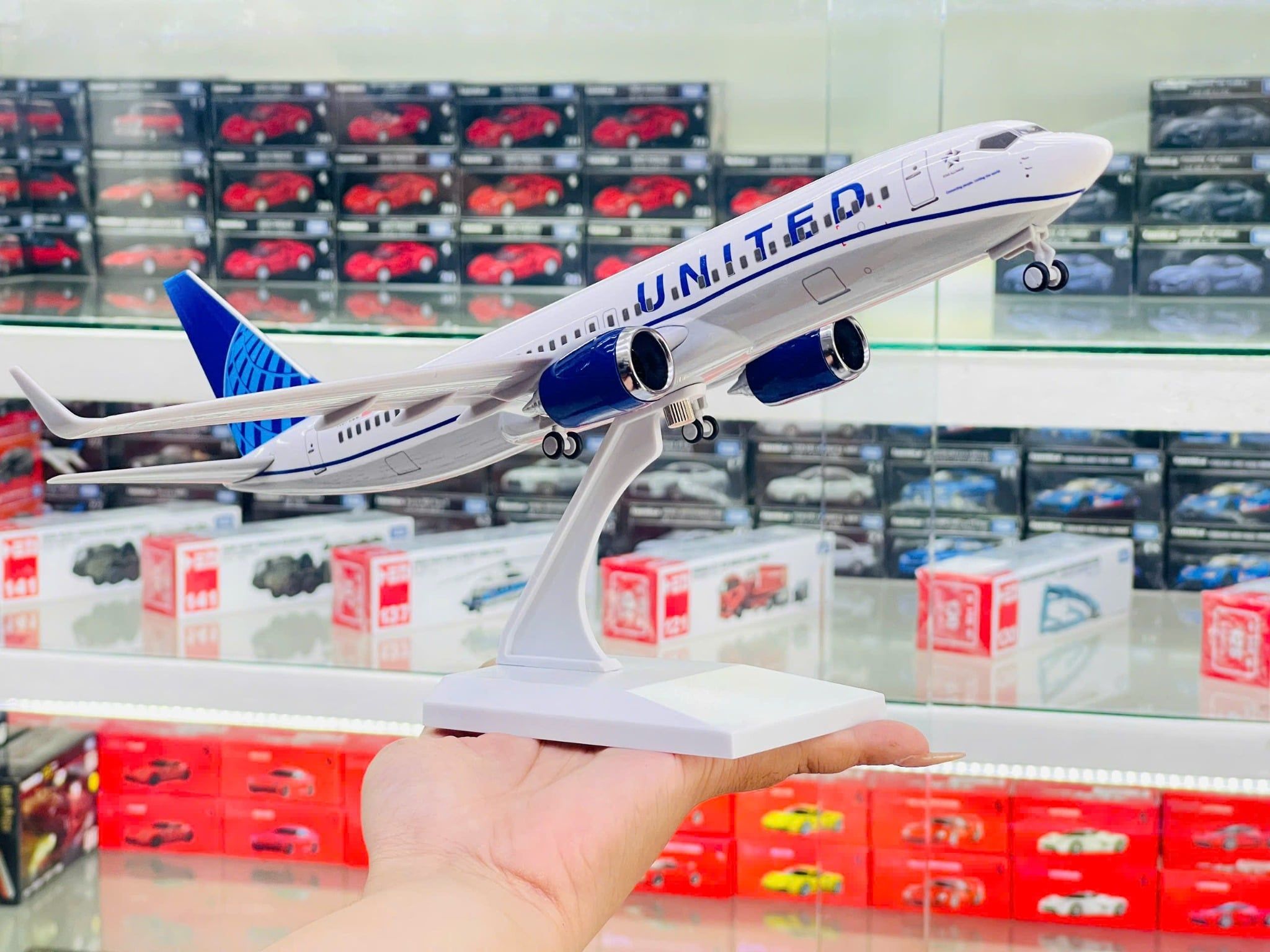  Mô hình máy bay United B737 có bánh xe - kích thước 30cm MB30058 