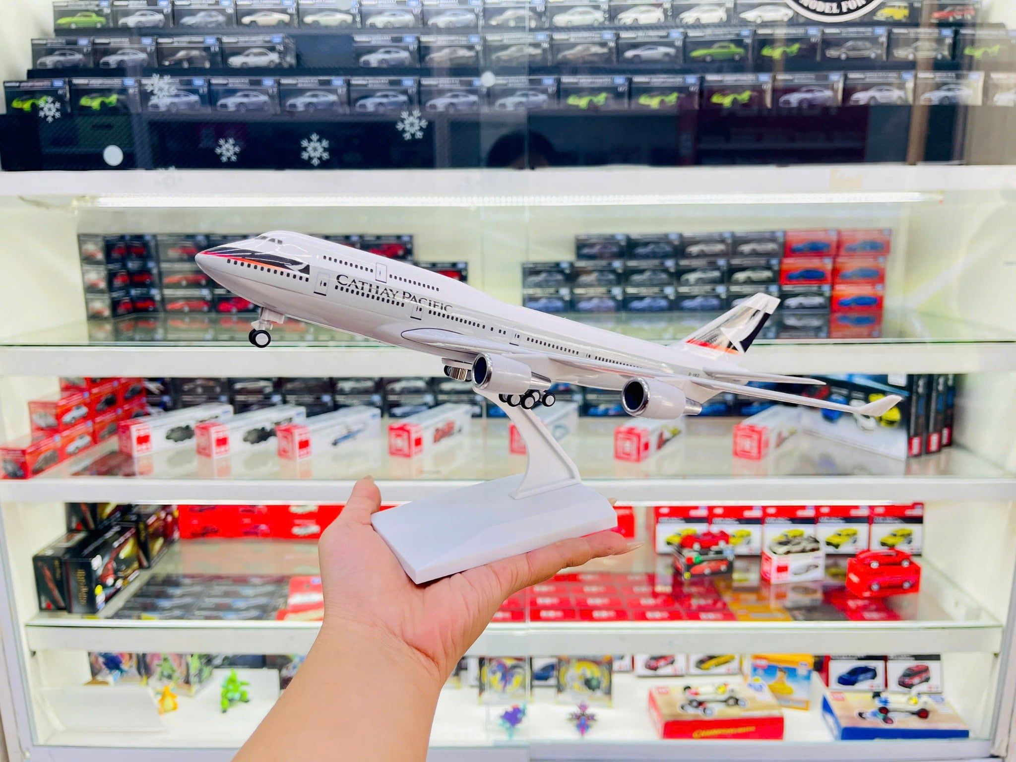  Mô hình máy bay Cathay Pacific B747 có bánh xe - kích thước 30cm MB30056 
