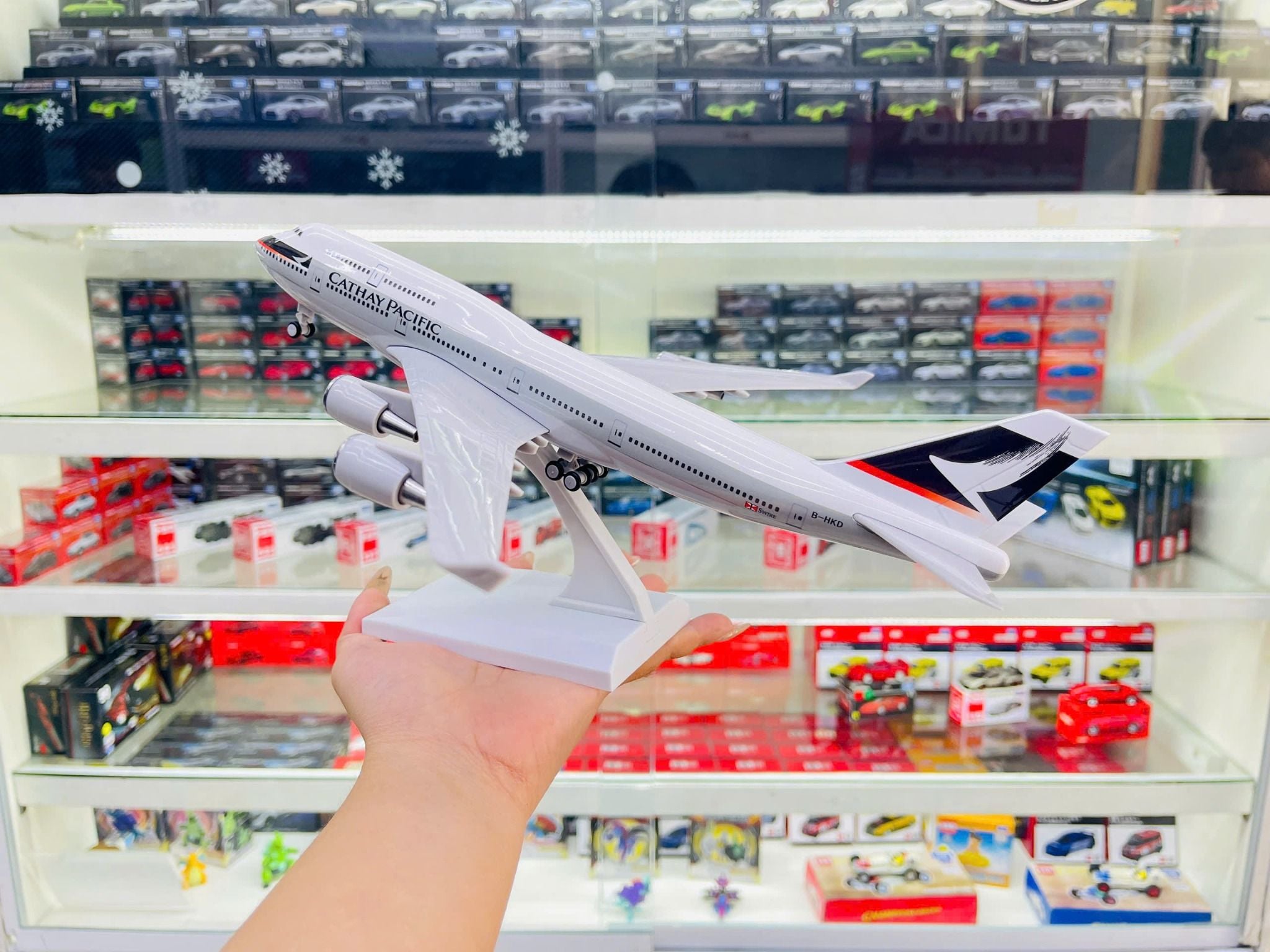  Mô hình máy bay Cathay Pacific B747 có bánh xe - kích thước 30cm MB30056 