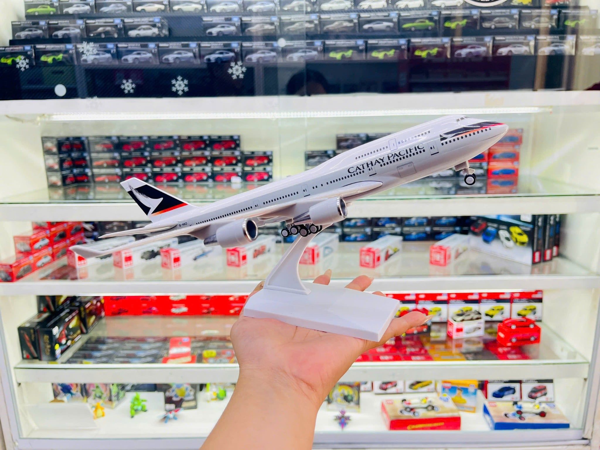  Mô hình máy bay Cathay Pacific B747 có bánh xe - kích thước 30cm MB30056 