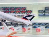  Mô hình máy bay Cathay Pacific B747 có bánh xe - kích thước 30cm MB30056 