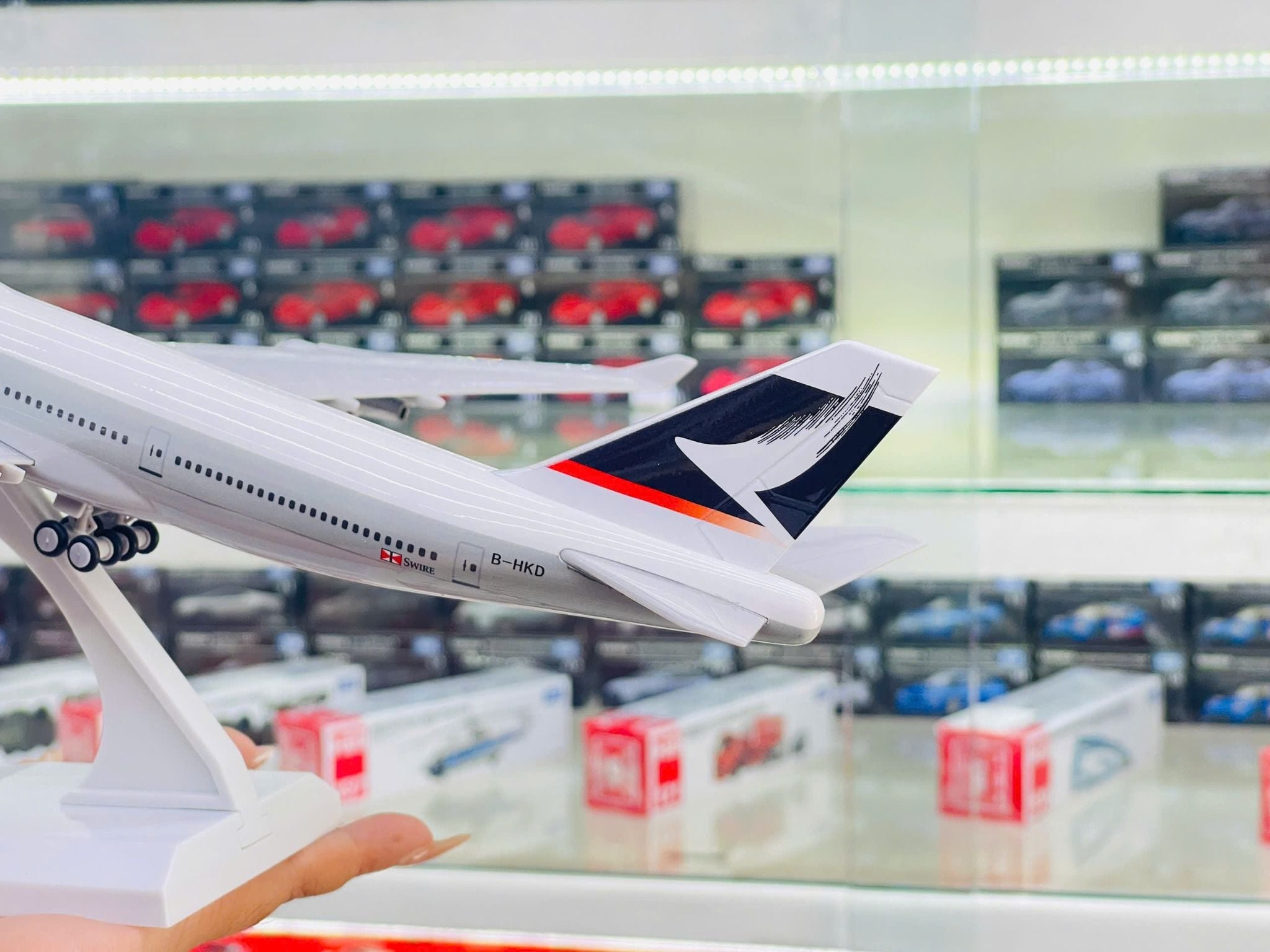  Mô hình máy bay Cathay Pacific B747 có bánh xe - kích thước 30cm MB30056 