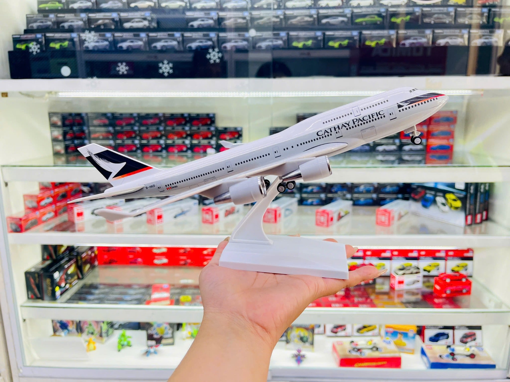  Mô hình máy bay Cathay Pacific B747 có bánh xe - kích thước 30cm MB30056 