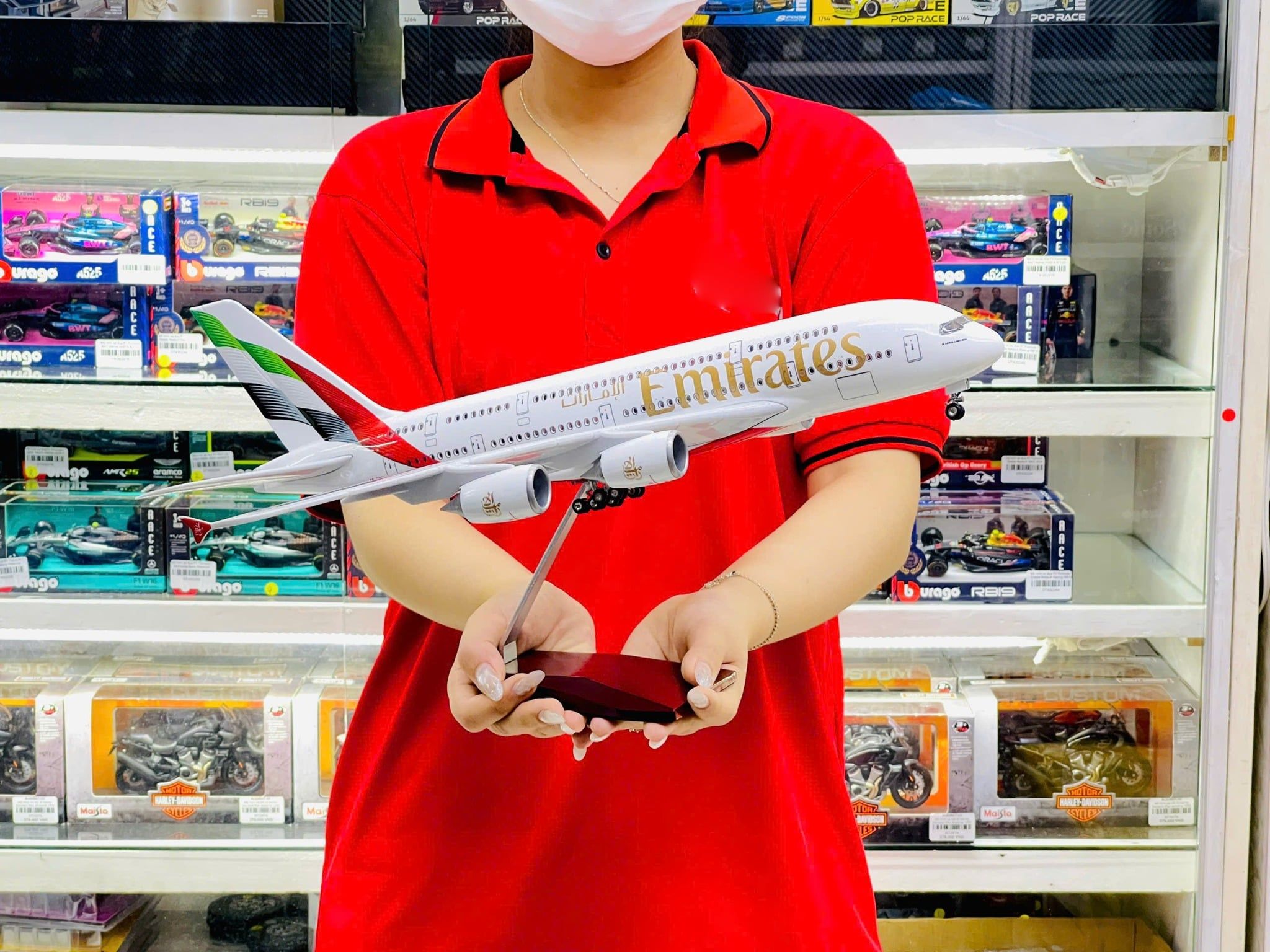  Mô hình máy bay Emirates Airbus A380 có bánh xe kích thước 47cm MB47098 