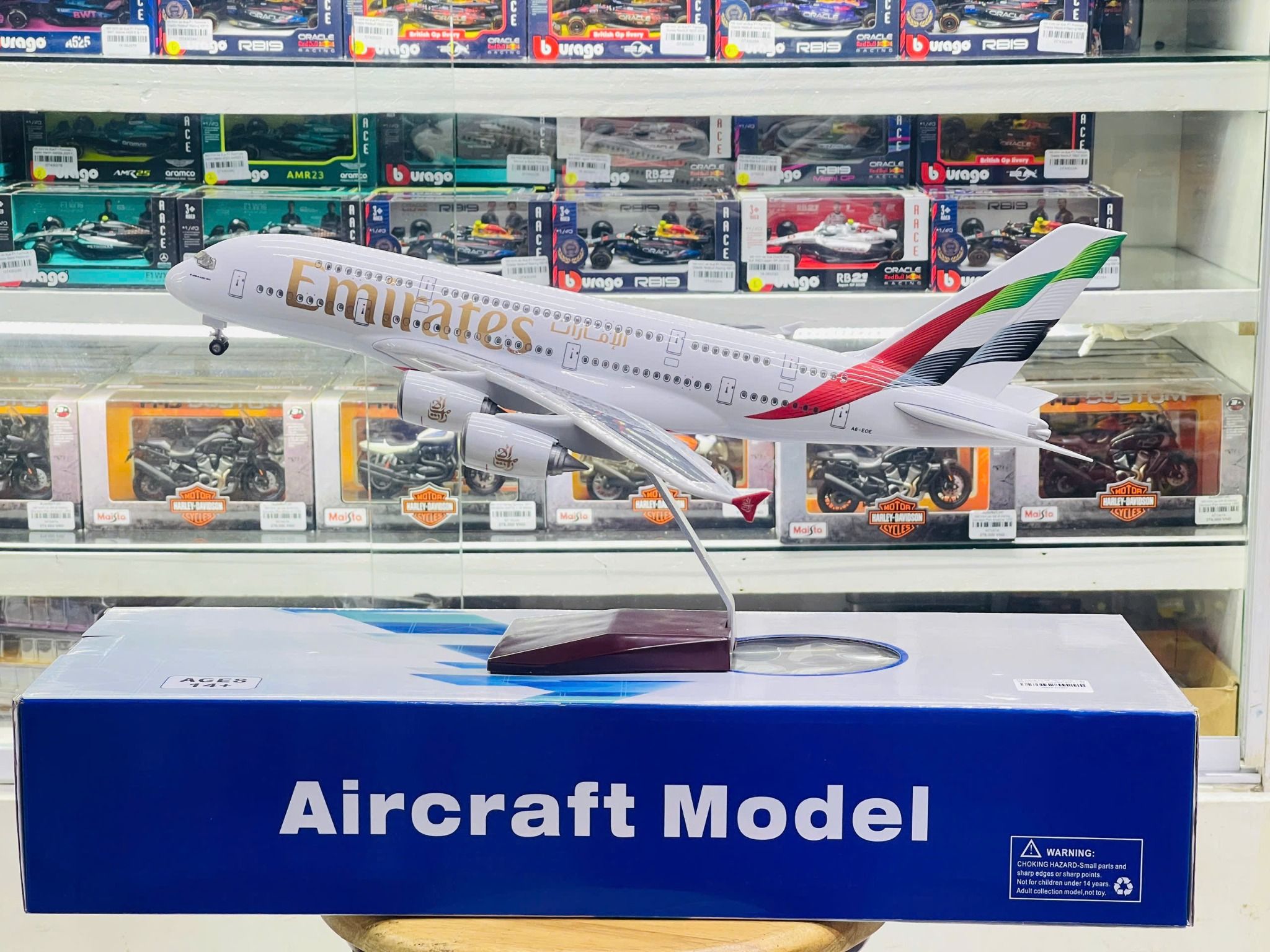  Mô hình máy bay Emirates Airbus A380 có bánh xe kích thước 47cm MB47098 