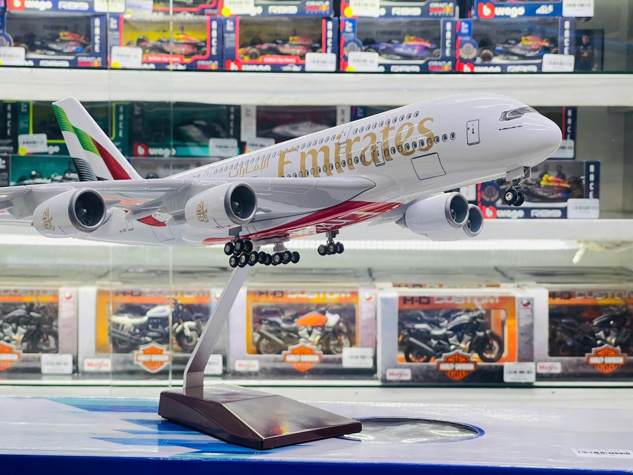  Mô hình máy bay Emirates Airbus A380 có bánh xe kích thước 47cm MB47098 