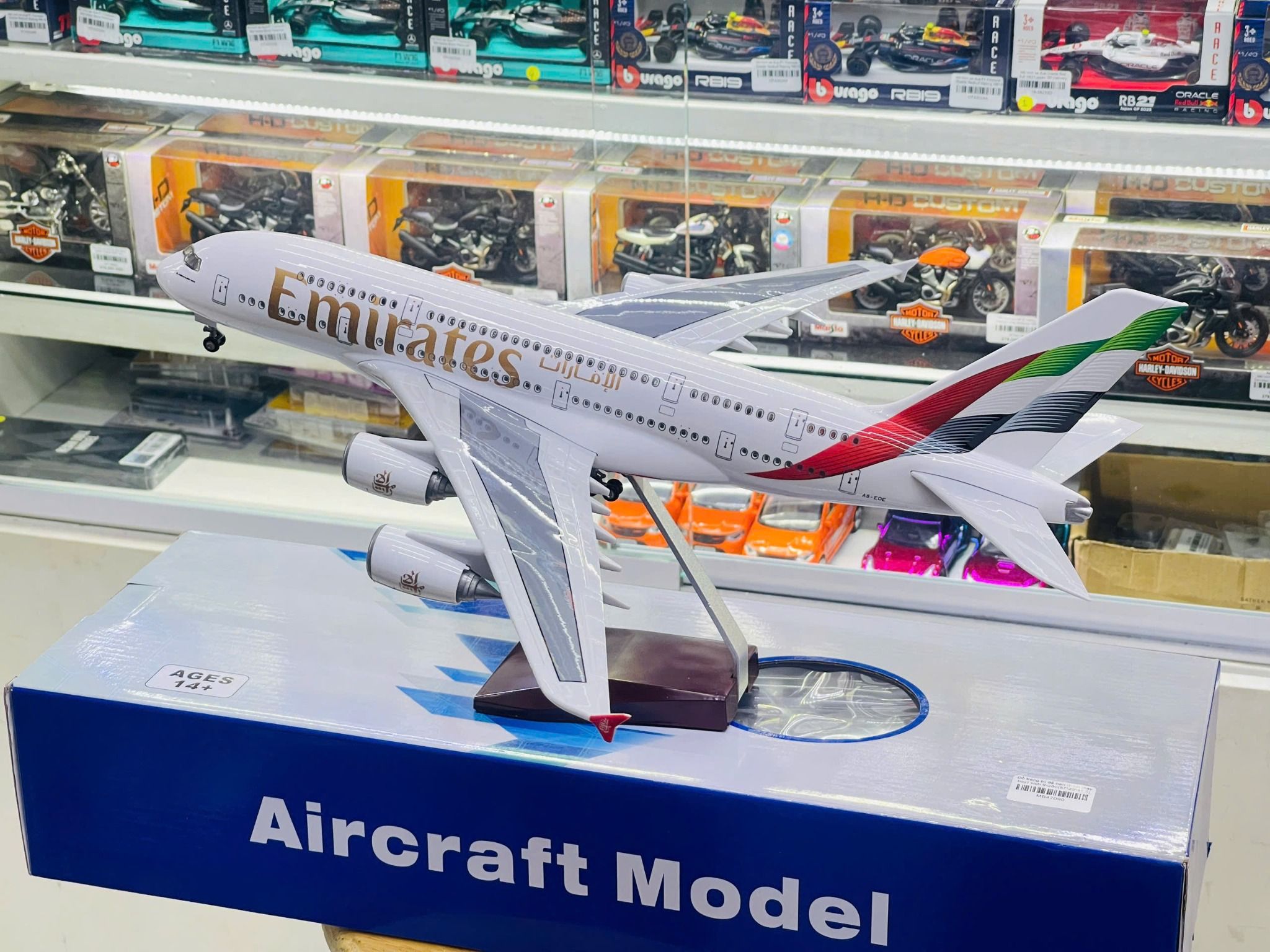  Mô hình máy bay Emirates Airbus A380 có bánh xe kích thước 47cm MB47098 
