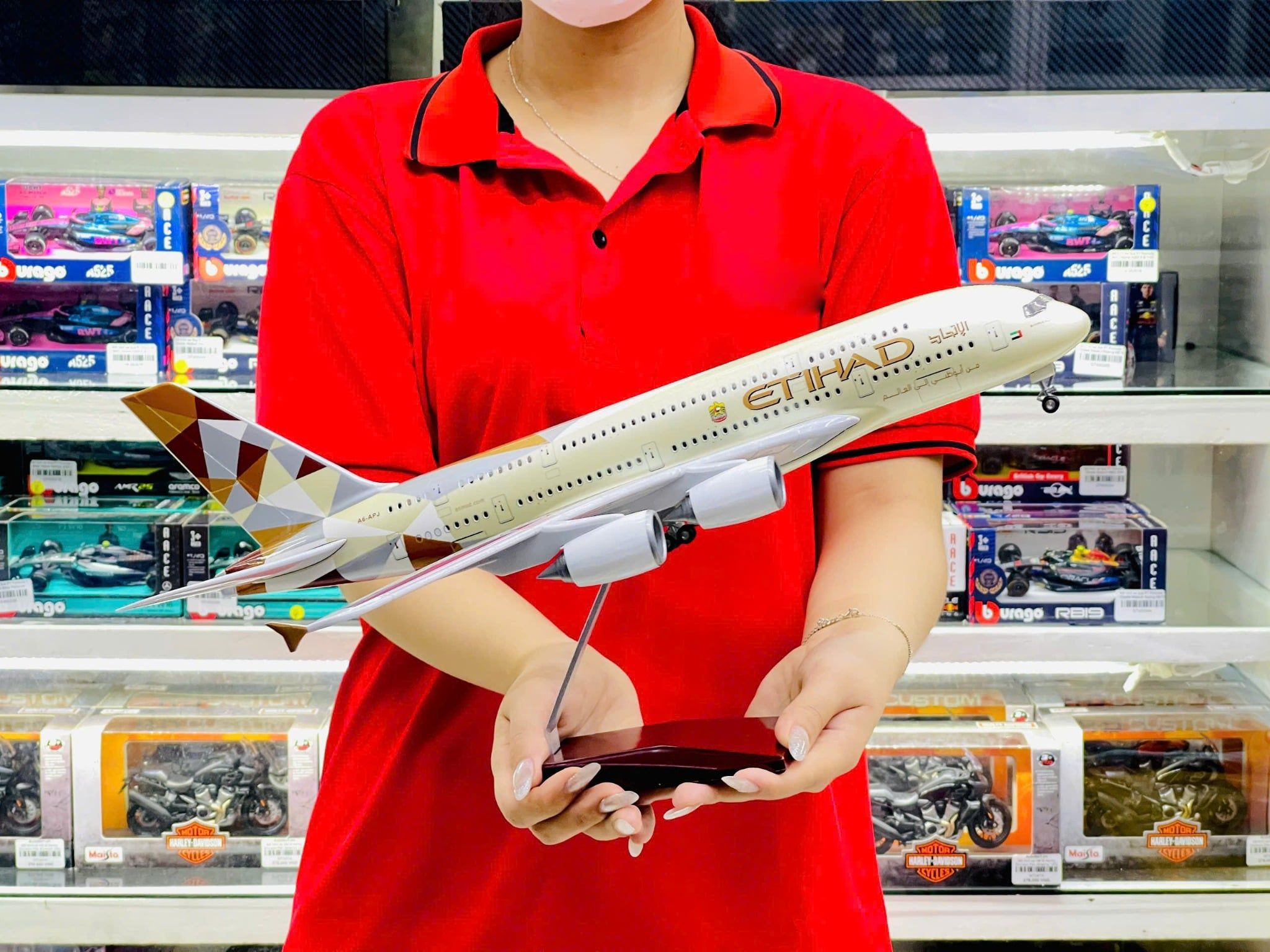  Mô hình máy bay Etihad Airbus A380 có bánh xe kích thước 47cm MB47100 