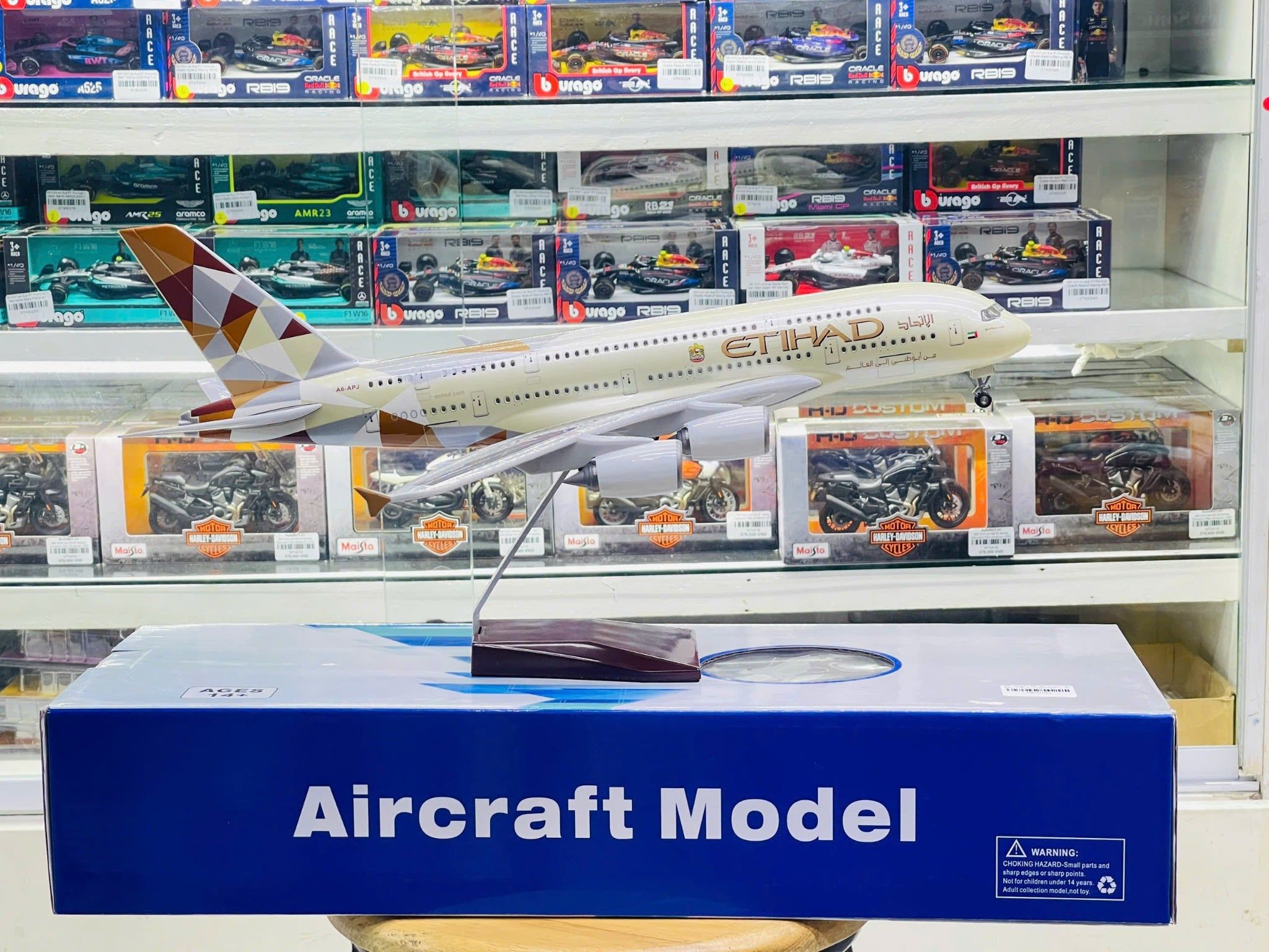  Mô hình máy bay Etihad Airbus A380 có bánh xe kích thước 47cm MB47100 