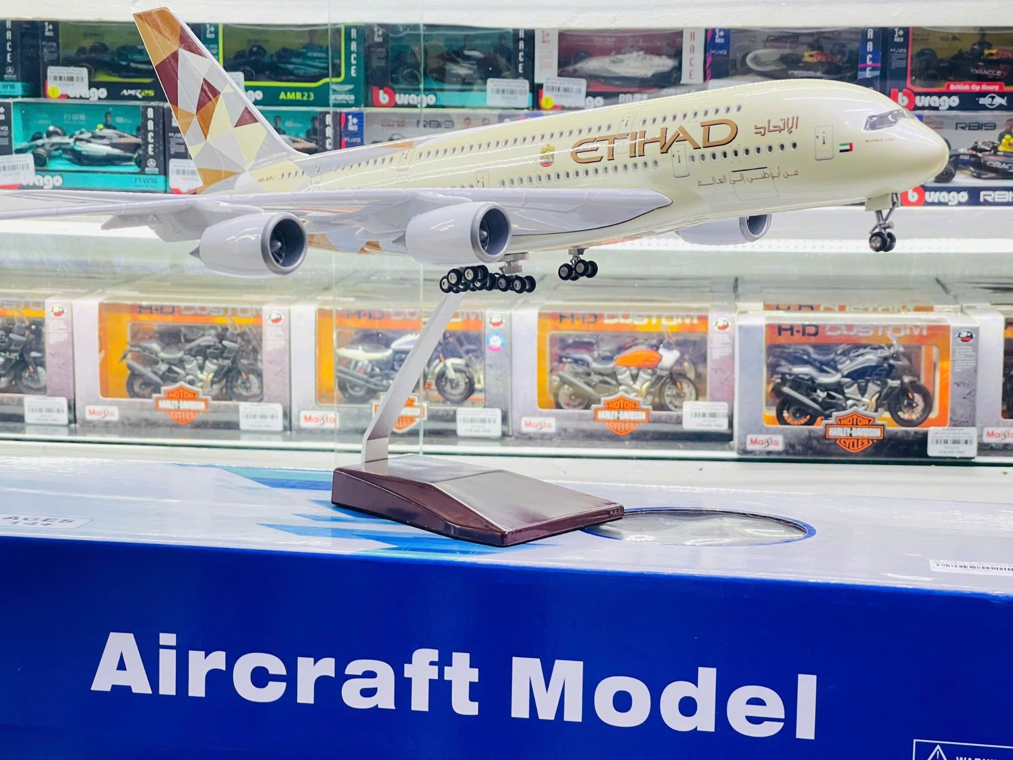  Mô hình máy bay Etihad Airbus A380 có bánh xe kích thước 47cm MB47100 