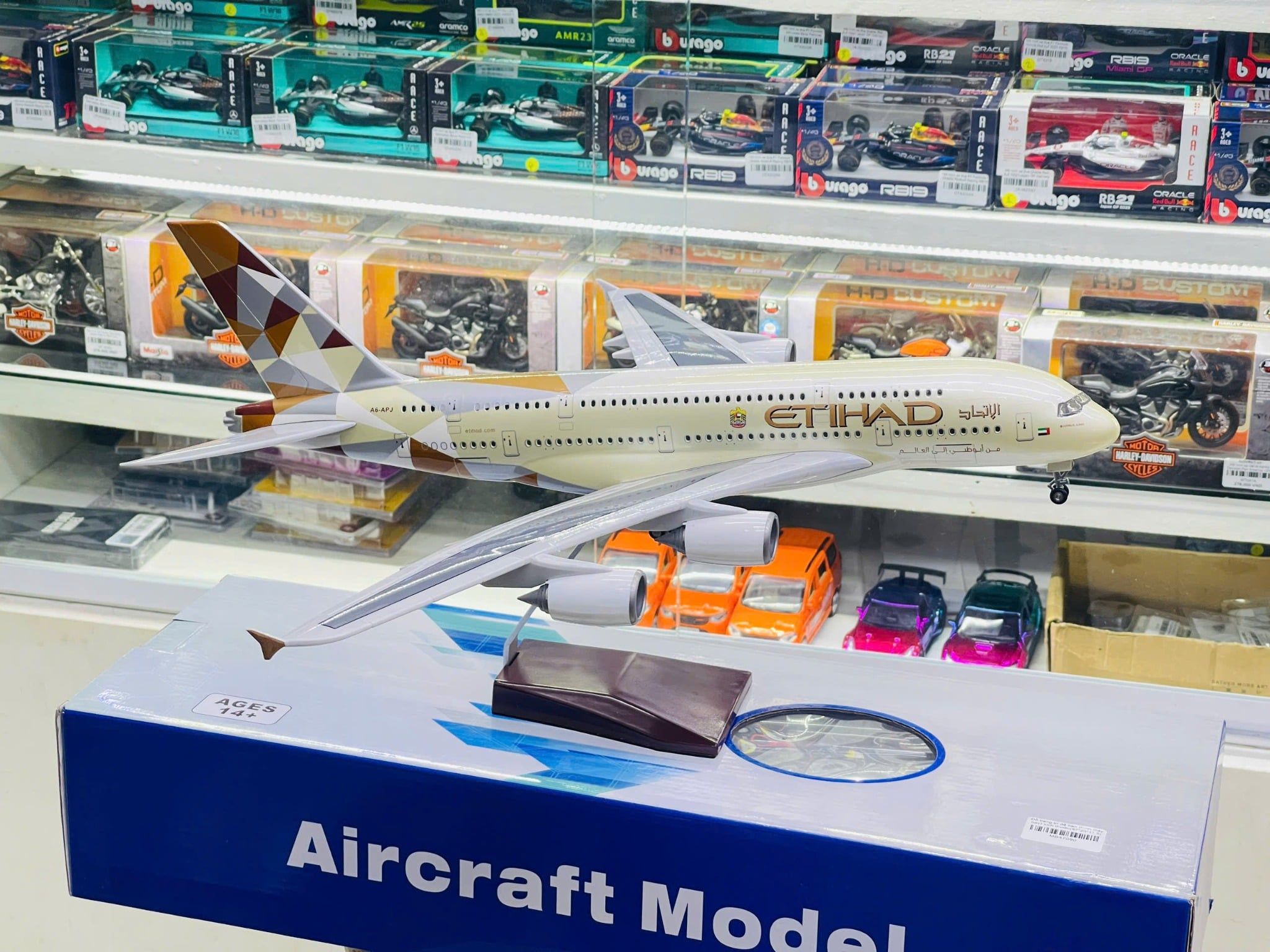  Mô hình máy bay Etihad Airbus A380 có bánh xe kích thước 47cm MB47100 