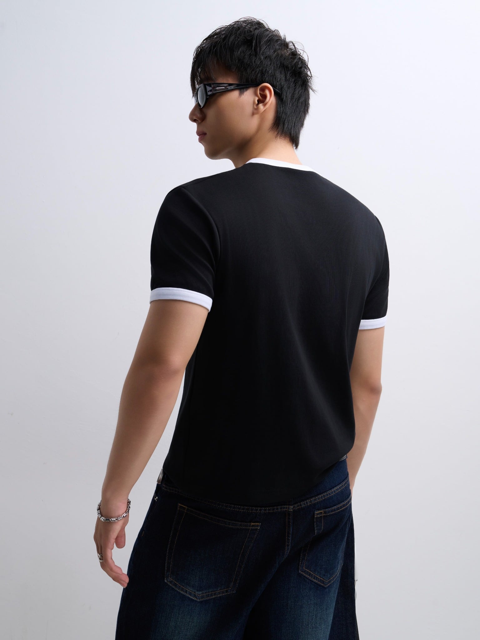 TT13 BODY-FIT CROPPED T-SHIRT - BLACK