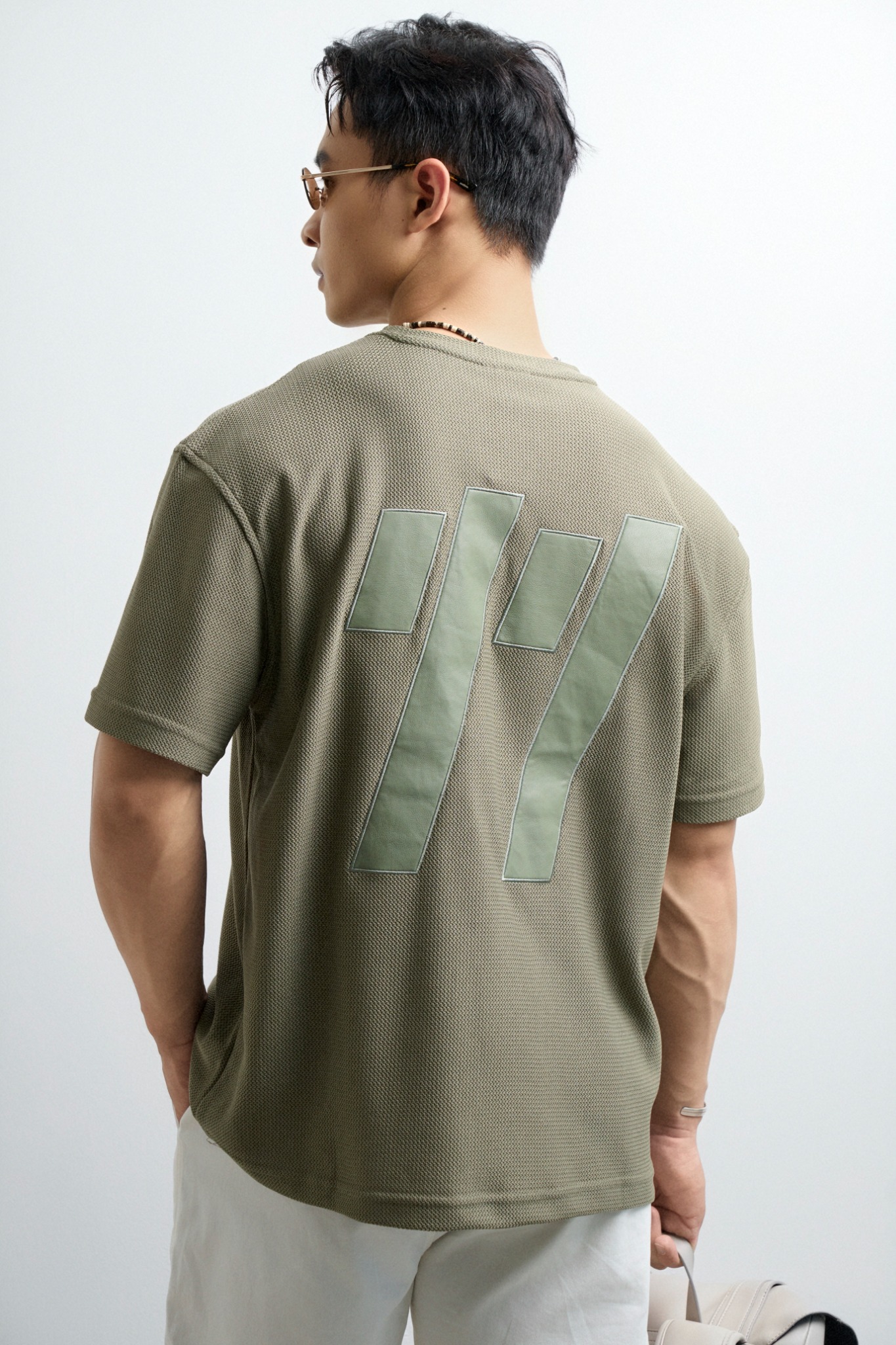 AG19 STUDIO LOOSE FIT DETAIL LOGO LEATHER T-SHIRT - GREEN