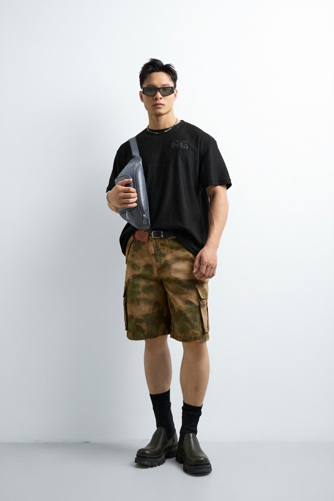 AG19 STUDIO LOOSE FIT DETAIL LOGO LEATHER T-SHIRT - BLACK