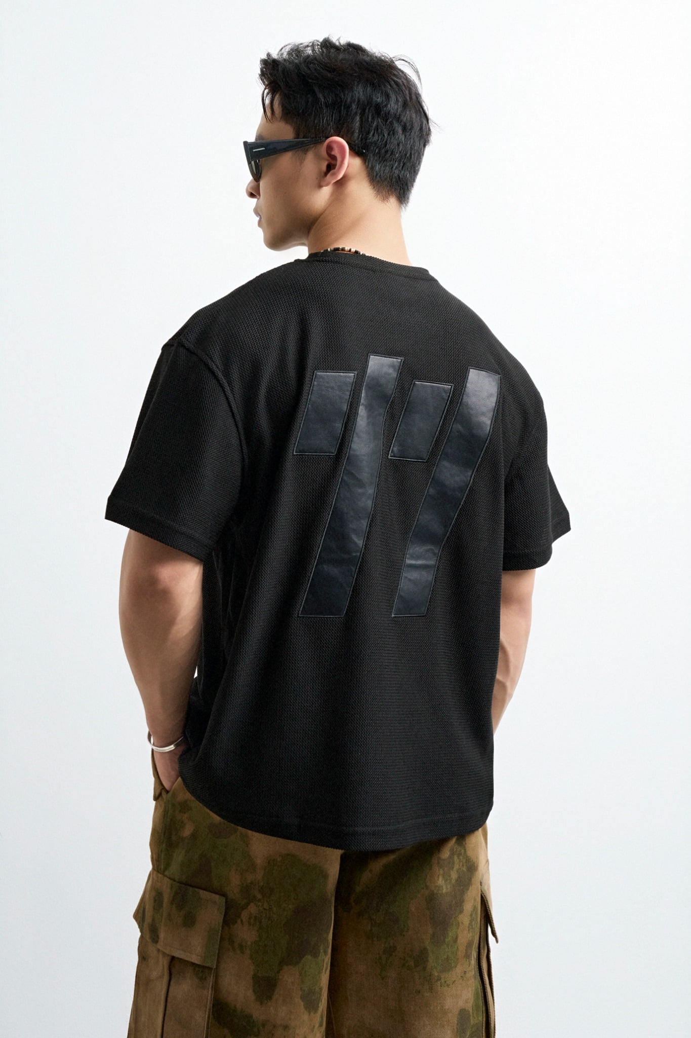 AG19 STUDIO LOOSE FIT DETAIL LOGO LEATHER T-SHIRT - BLACK