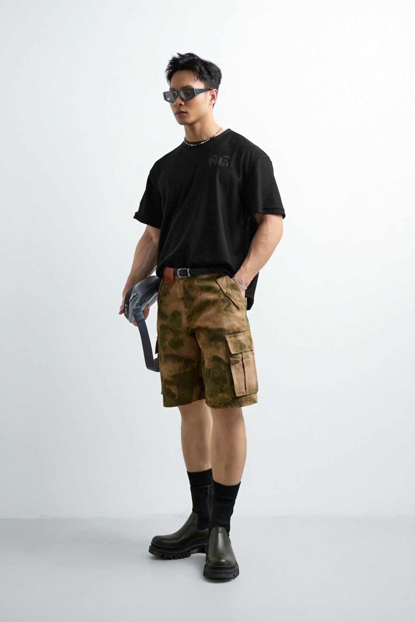 AG19 STUDIO LOOSE FIT DETAIL LOGO LEATHER T-SHIRT - BLACK