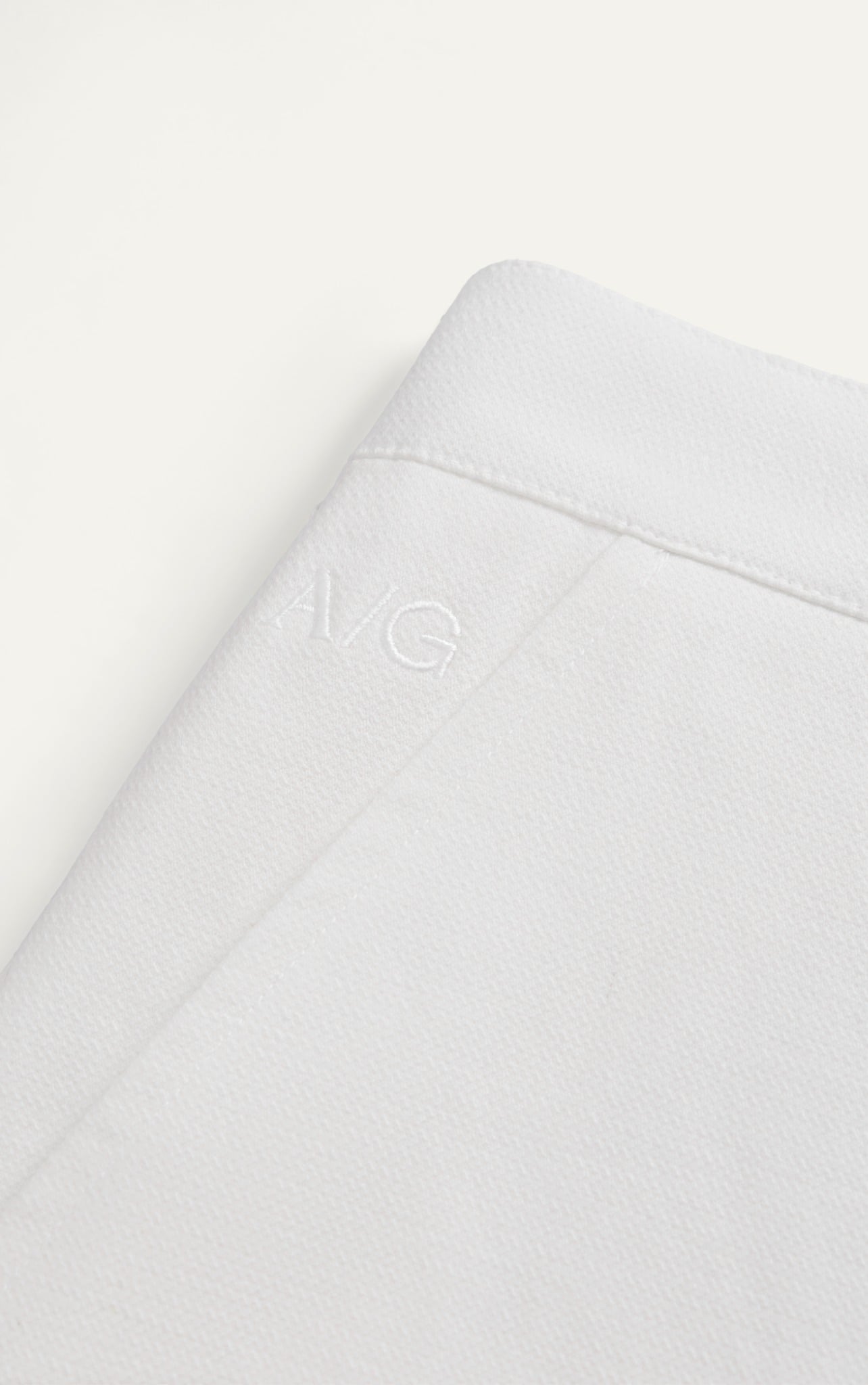 TT08 SIGNATURE REGULAR FIT KHAKI SHORTS- WHITE