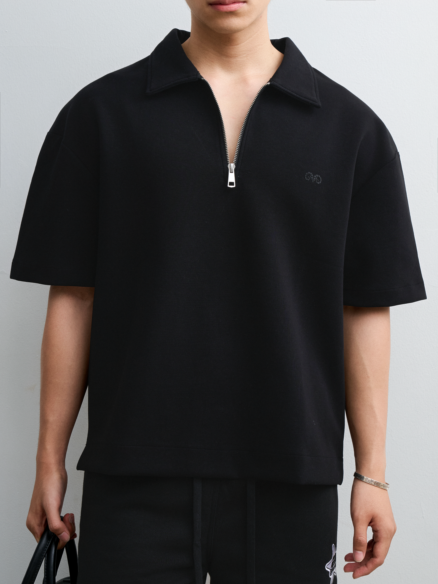 R1 LOOSE FIT POLO ZIP A/G LOGO - BLACK