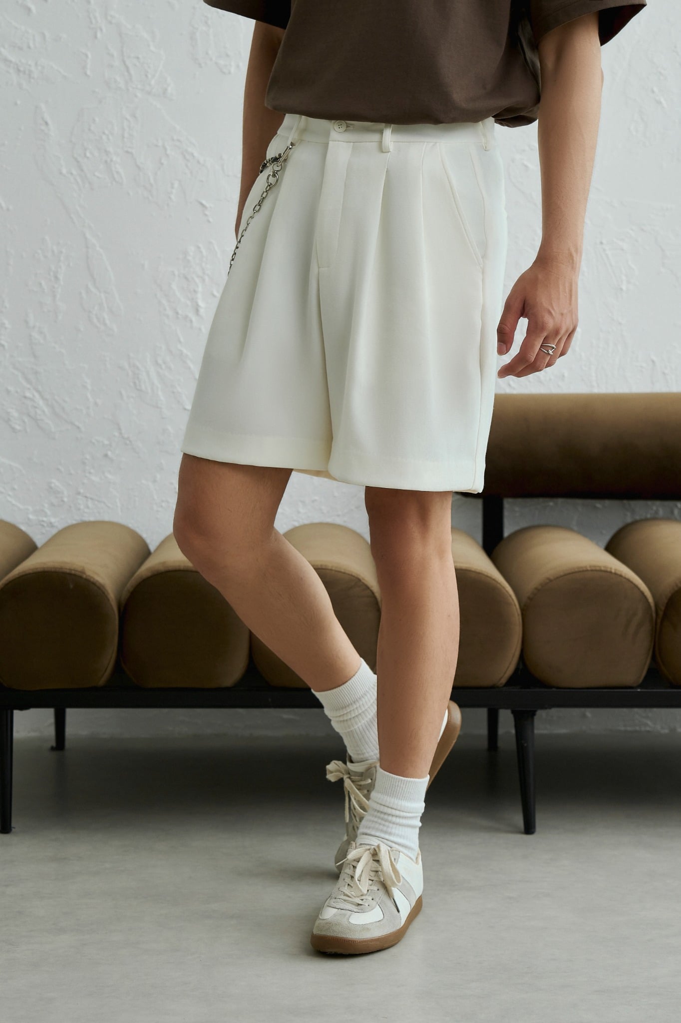 AGHT18 LOOSE FIT PLEATED TAILORED SHORT - OFF WHITE