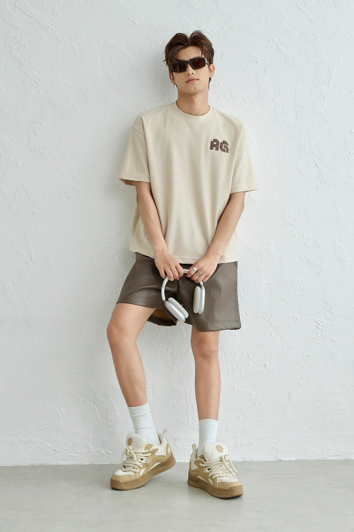 AG19 STUDIO LOOSE FIT DETAIL LOGO LEATHER T-SHIRT - BEIGE