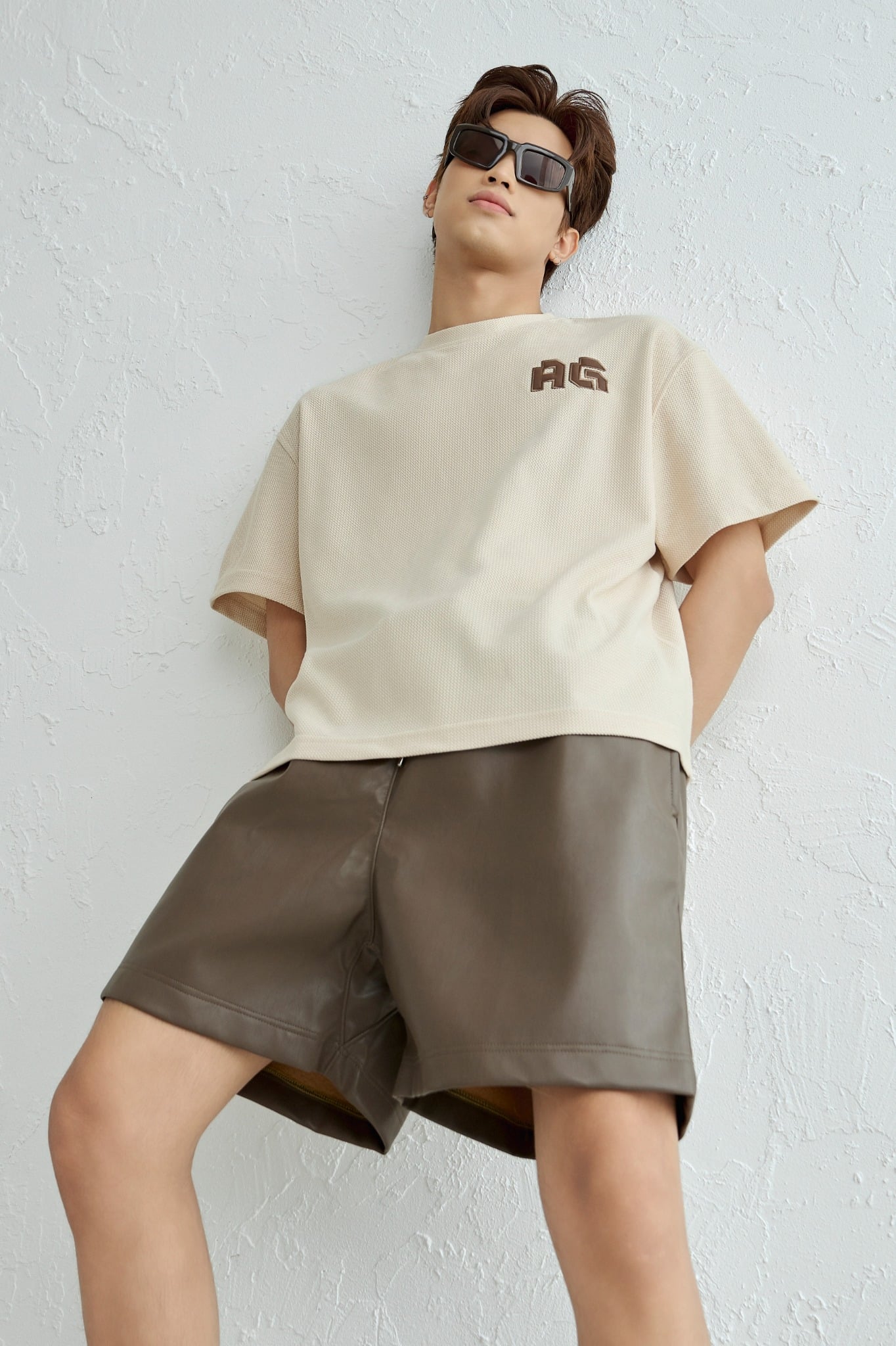 AG19 STUDIO LOOSE FIT DETAIL LOGO LEATHER T-SHIRT - BEIGE