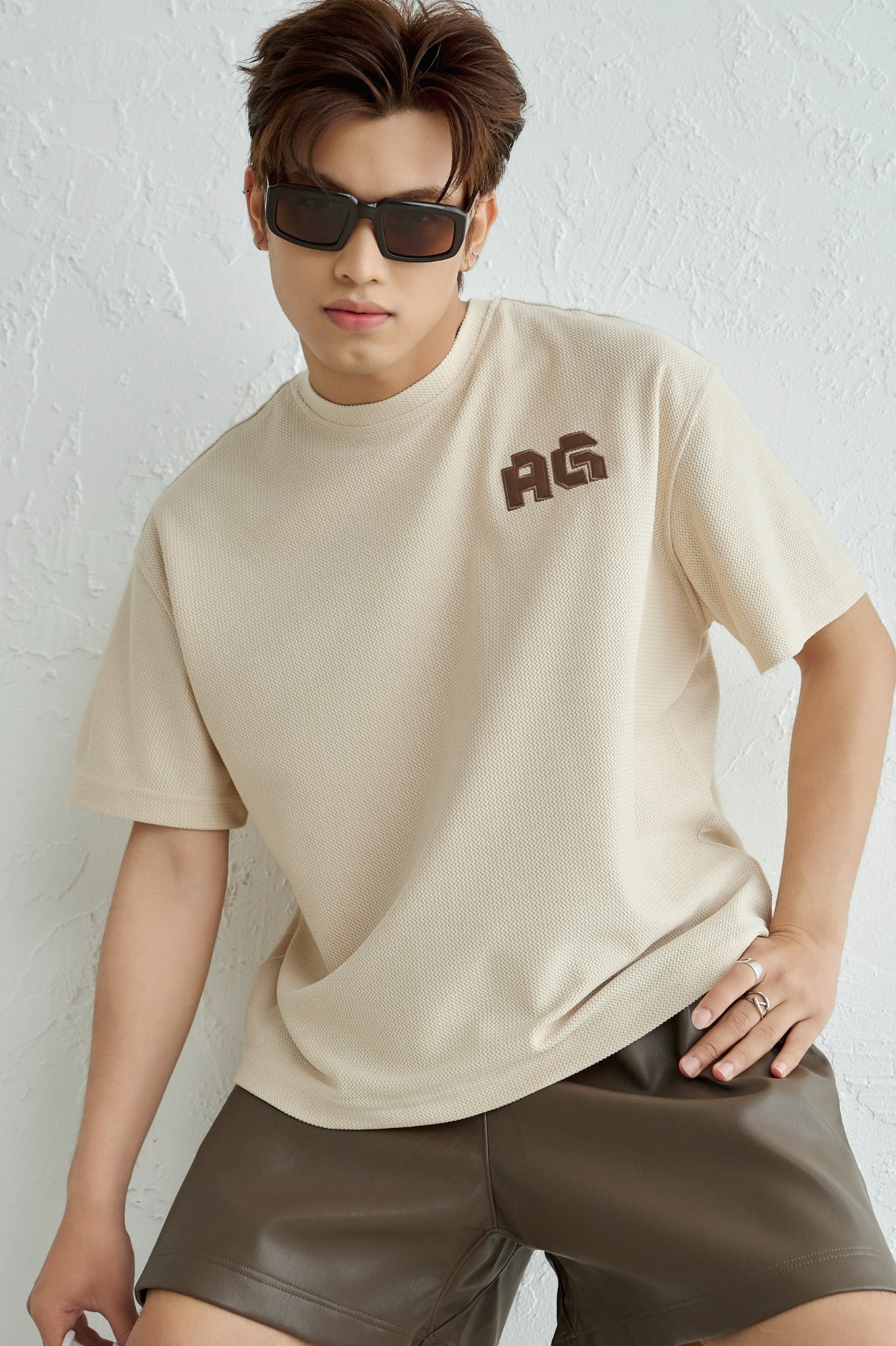 AG19 STUDIO LOOSE FIT DETAIL LOGO LEATHER T-SHIRT - BEIGE