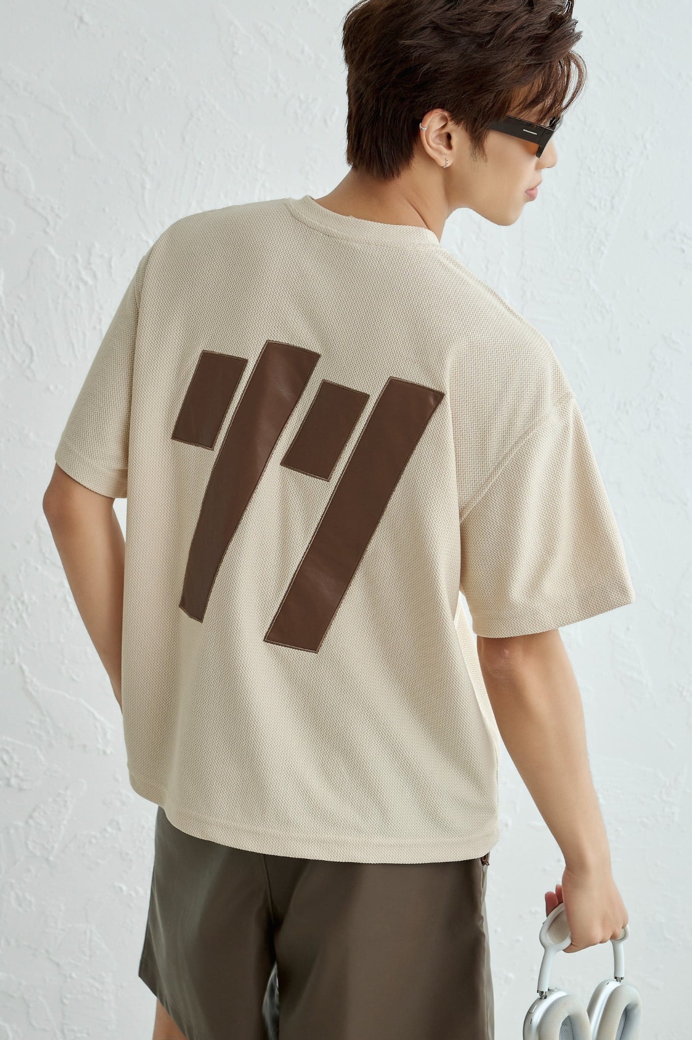 AG19 STUDIO LOOSE FIT DETAIL LOGO LEATHER T-SHIRT - BEIGE