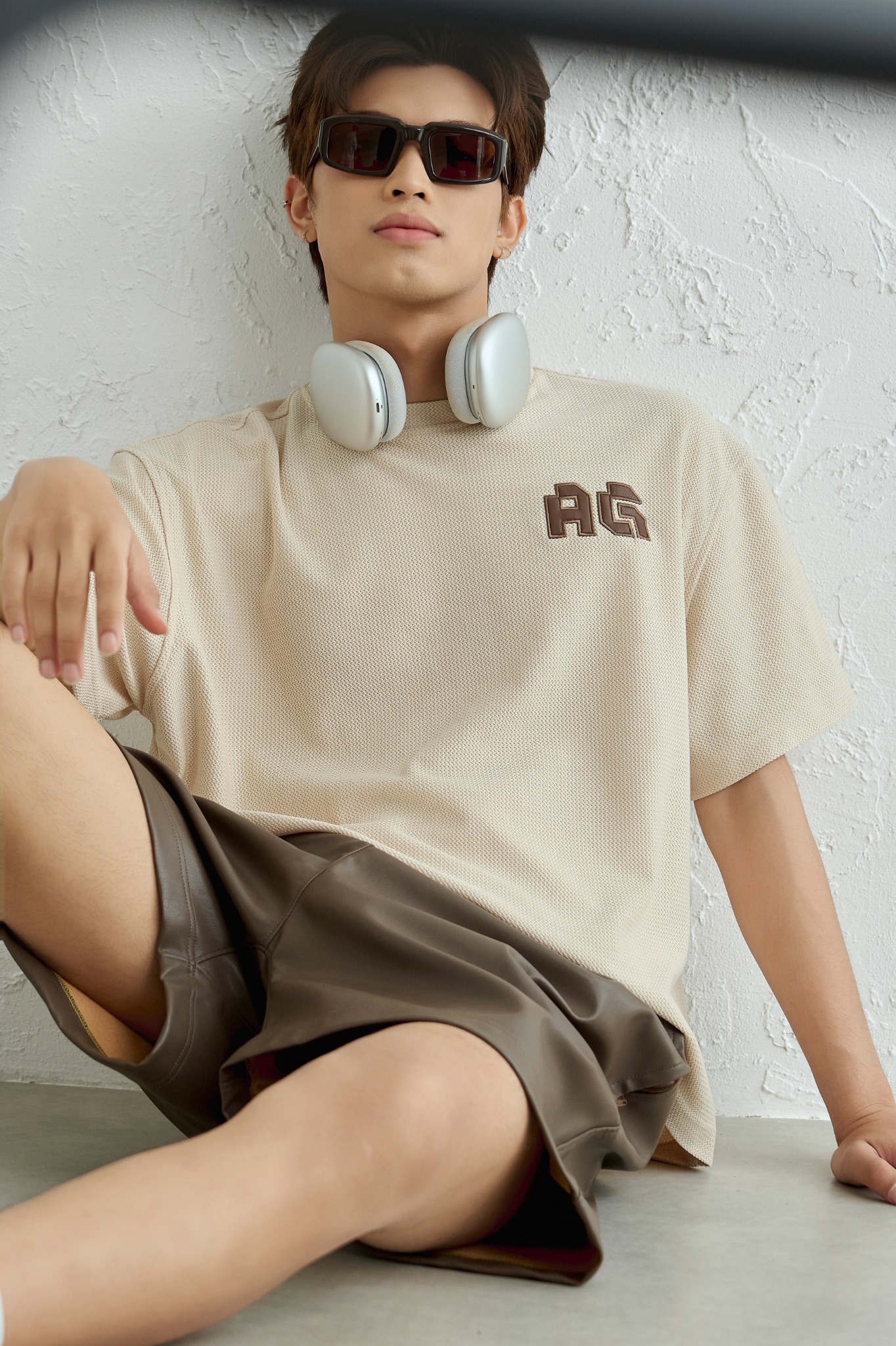 AG19 STUDIO LOOSE FIT DETAIL LOGO LEATHER T-SHIRT - BEIGE