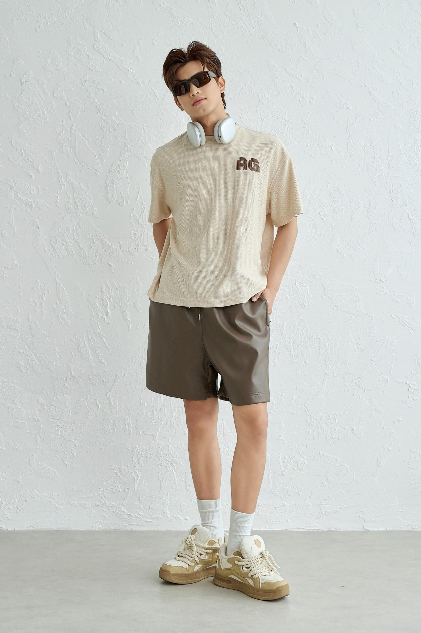 AG19 STUDIO LOOSE FIT DETAIL LOGO LEATHER T-SHIRT - BEIGE