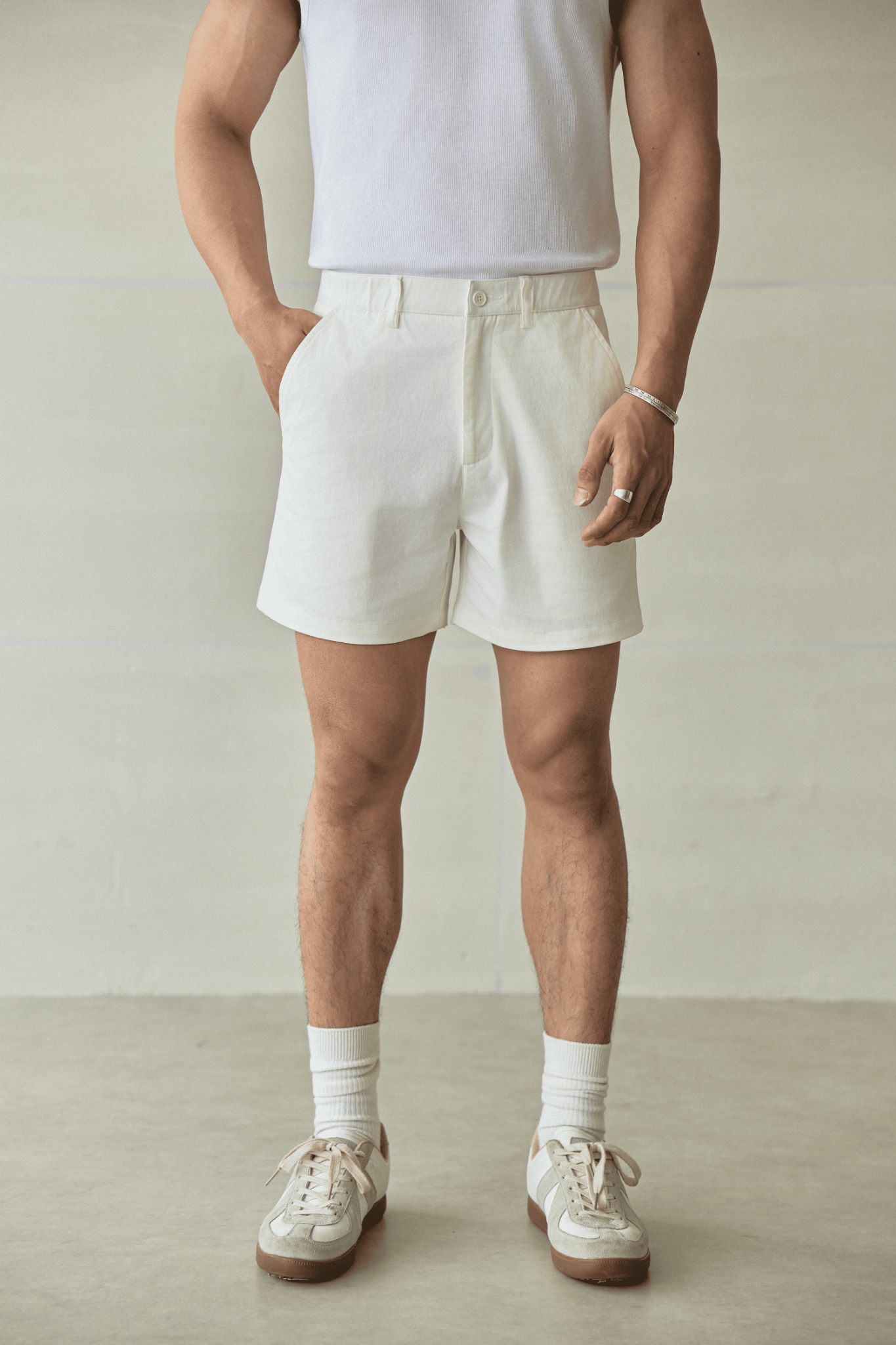 AG523 SIGNATURE SLIMFIT EASY KHAKI SHORTS- WHITE