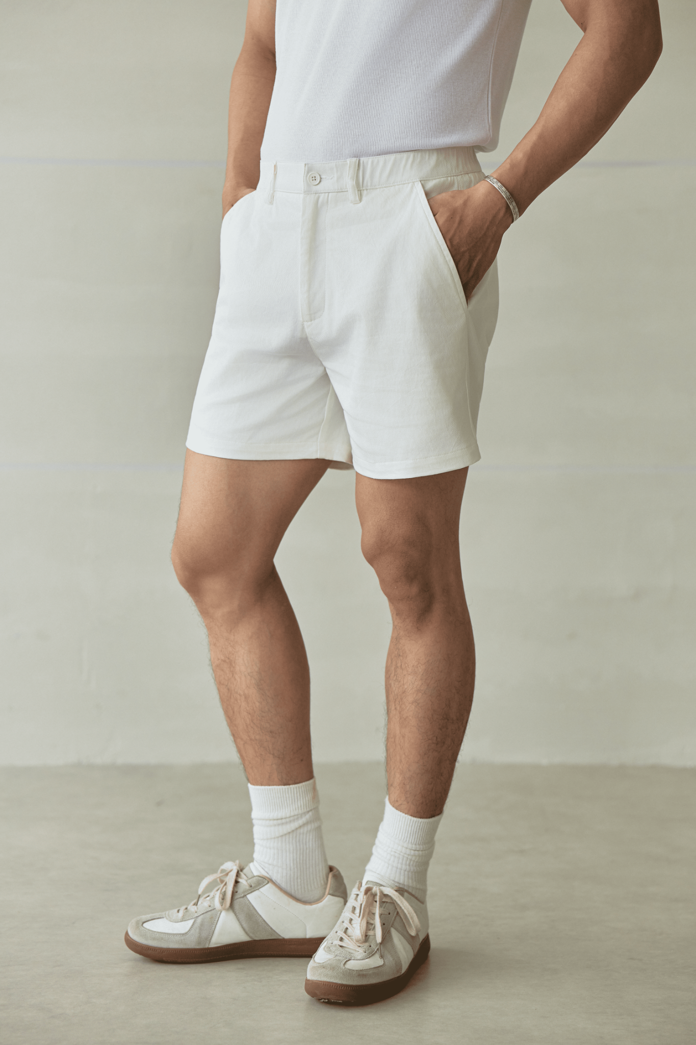 AG523 SIGNATURE SLIMFIT EASY KHAKI SHORTS- WHITE