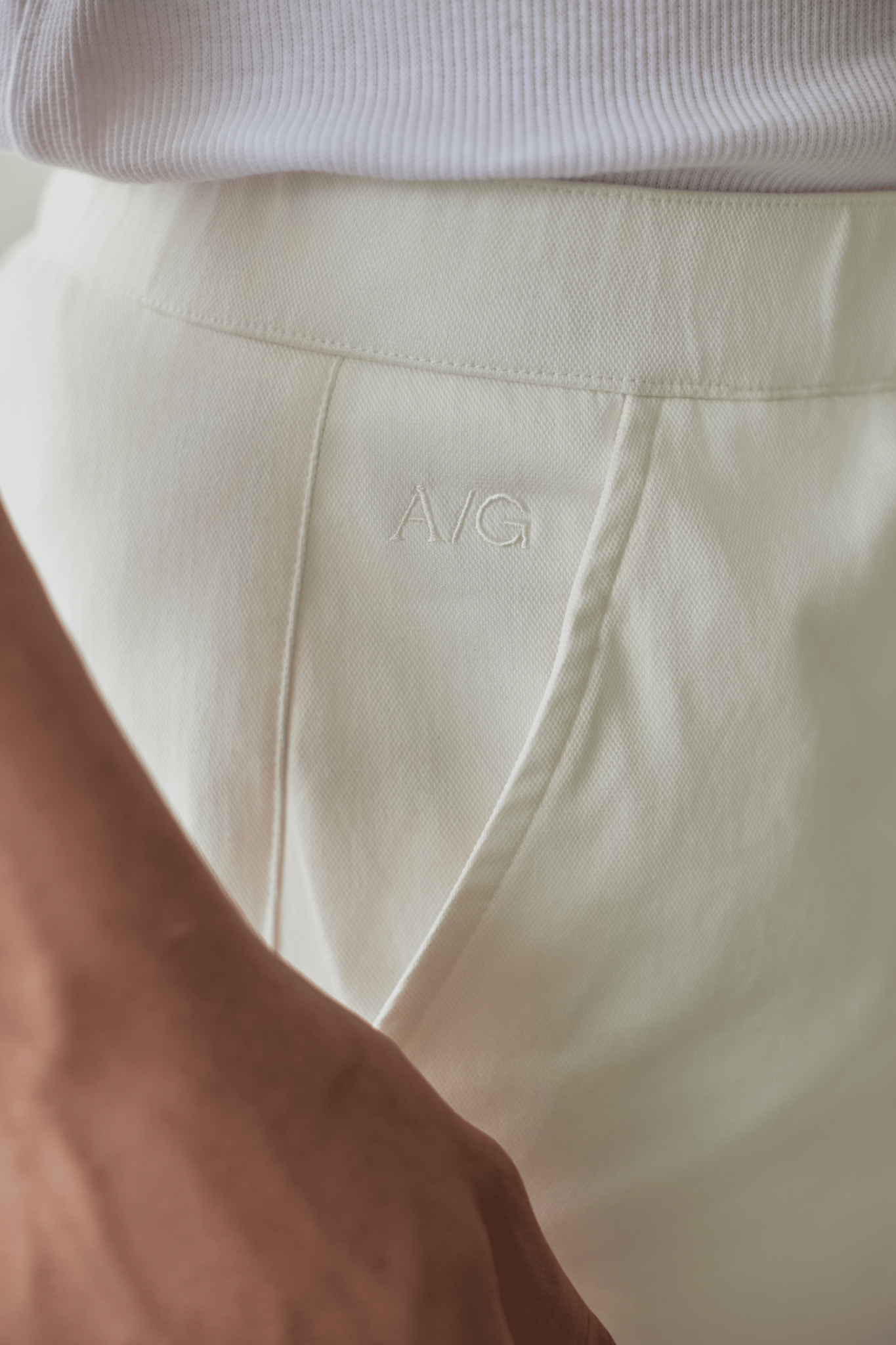 AG523 SIGNATURE SLIMFIT EASY KHAKI SHORTS- WHITE