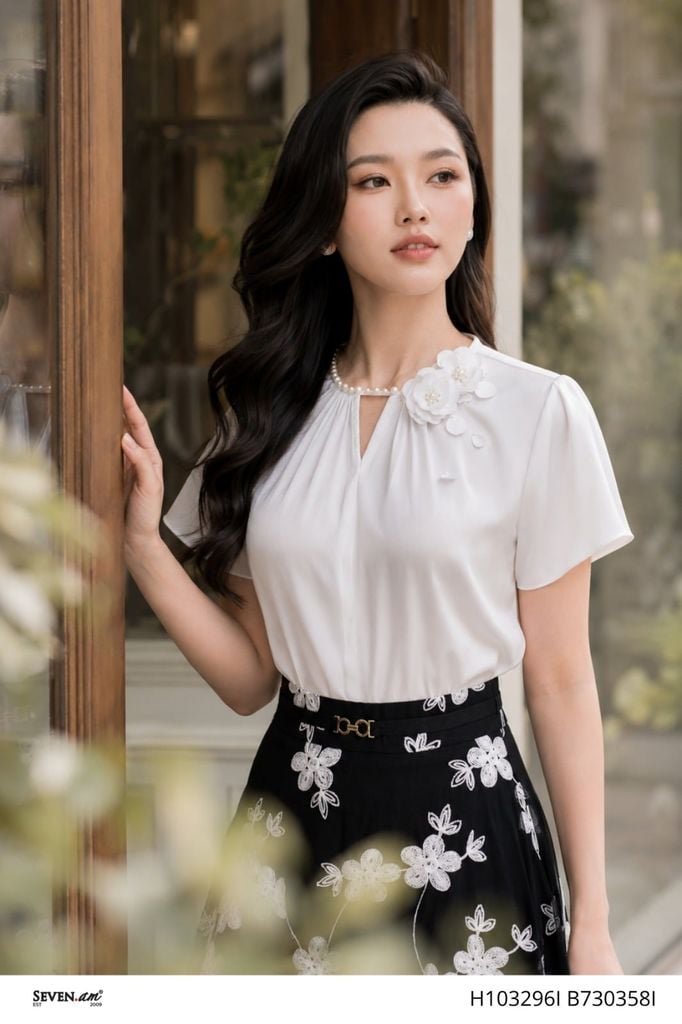 Áo kiểu trắng kem lụa latin cổ cách điệu đính hoa nổi thanh lịch thời trang nữ Seven.AM H103296I