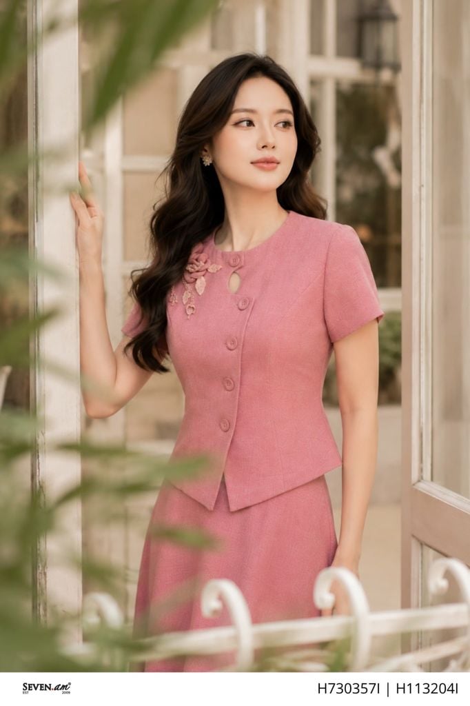 Áo kiểu ký giả hồng dusty rose tay ngắn cổ tròn đính hoa nổi thời trang nữ Seven.AM H113204I