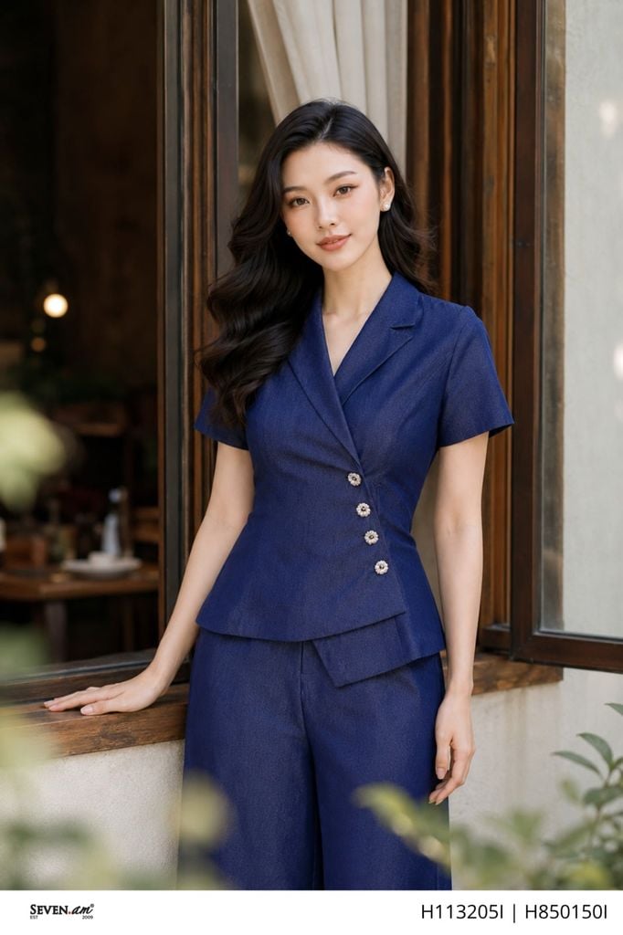 Áo ký giả denim lụa xanh navy cổ vest tay ngắn cài khuy lệch thời trang nữ Seven.AM H113205I