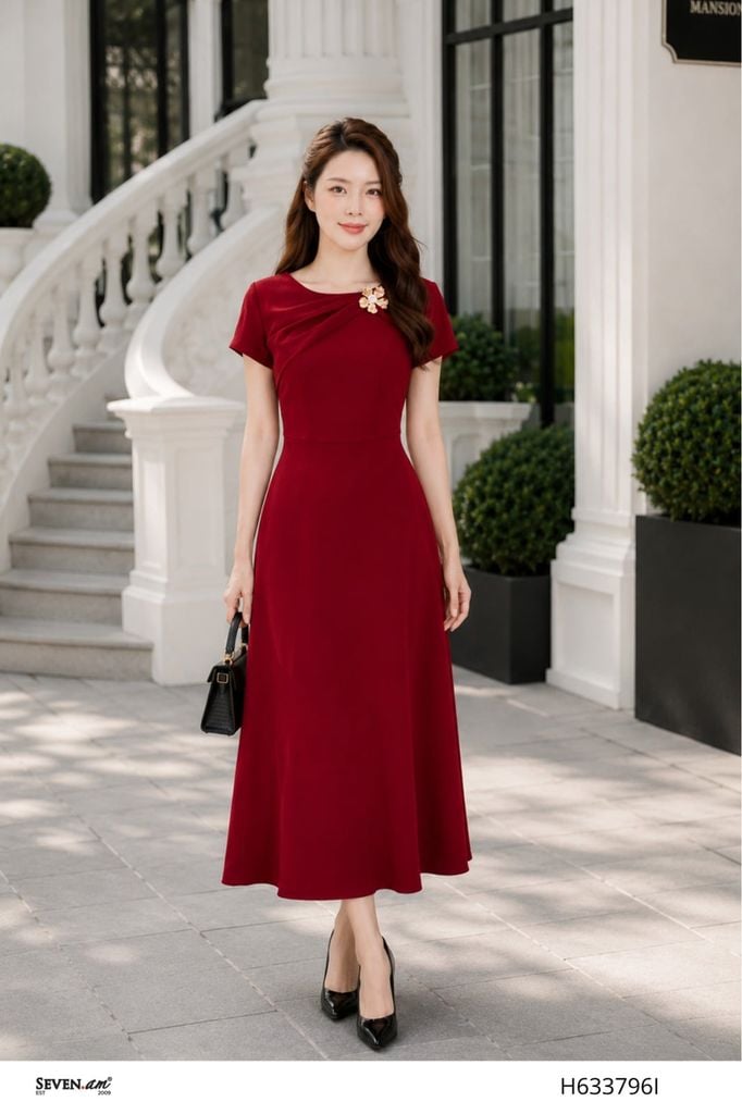 Đầm xòe đỏ ruby cổ xếp đính hoa cài thanh lịch thời trang nữ Seven.AM H633796I