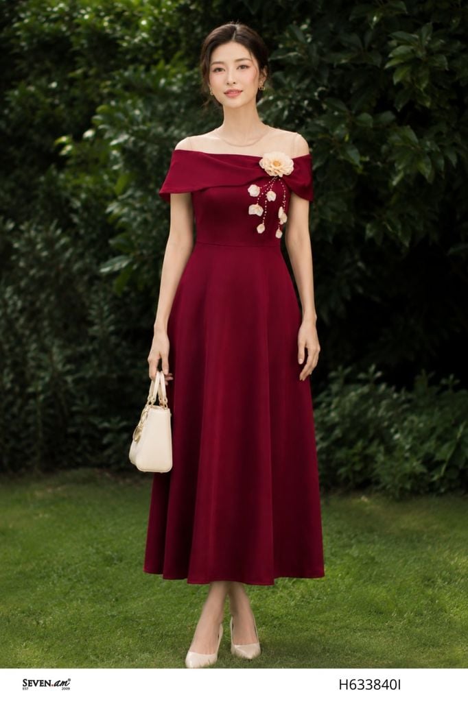 Đầm xòe đỏ burgundy lụa queen trễ vai đính hoa sang trọng thời trang nữ Seven.AM H633840I