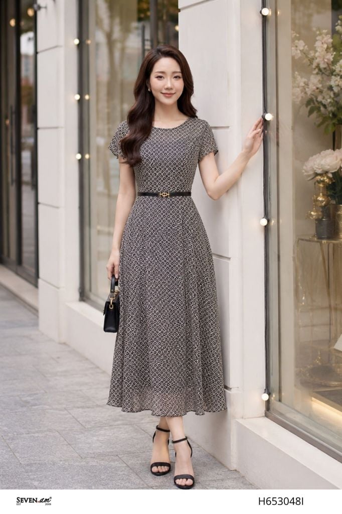 Đầm xòe trắng đen họa tiết trừu tượng cổ tròn kèm đai thời trang nữ Seven.AM H653048I
