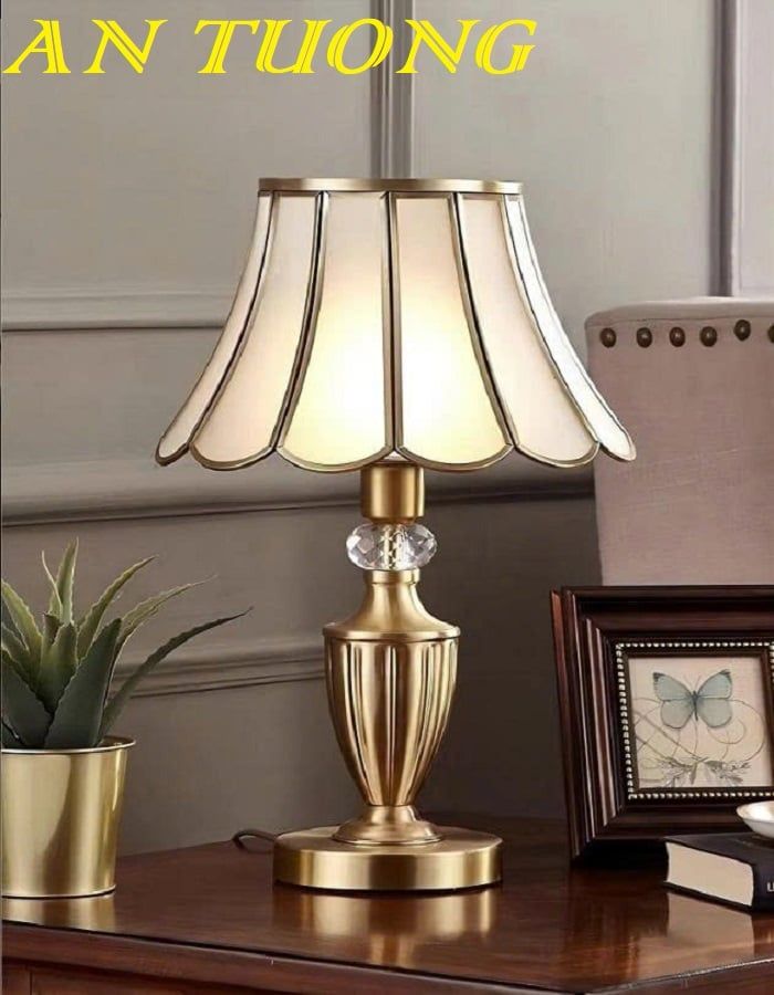 Đèn ngủ để bàn cổ điển bằng đồng trang trí phòng ngủ tân cổ điển 001