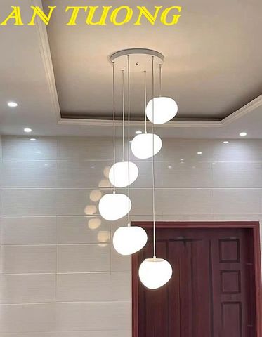 Đèn thả thông tầng cầu thang - phòng khách đẹp, hiện đại