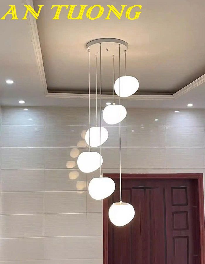 Đèn thả thông tầng cầu thang - phòng khách đẹp, hiện đại 074